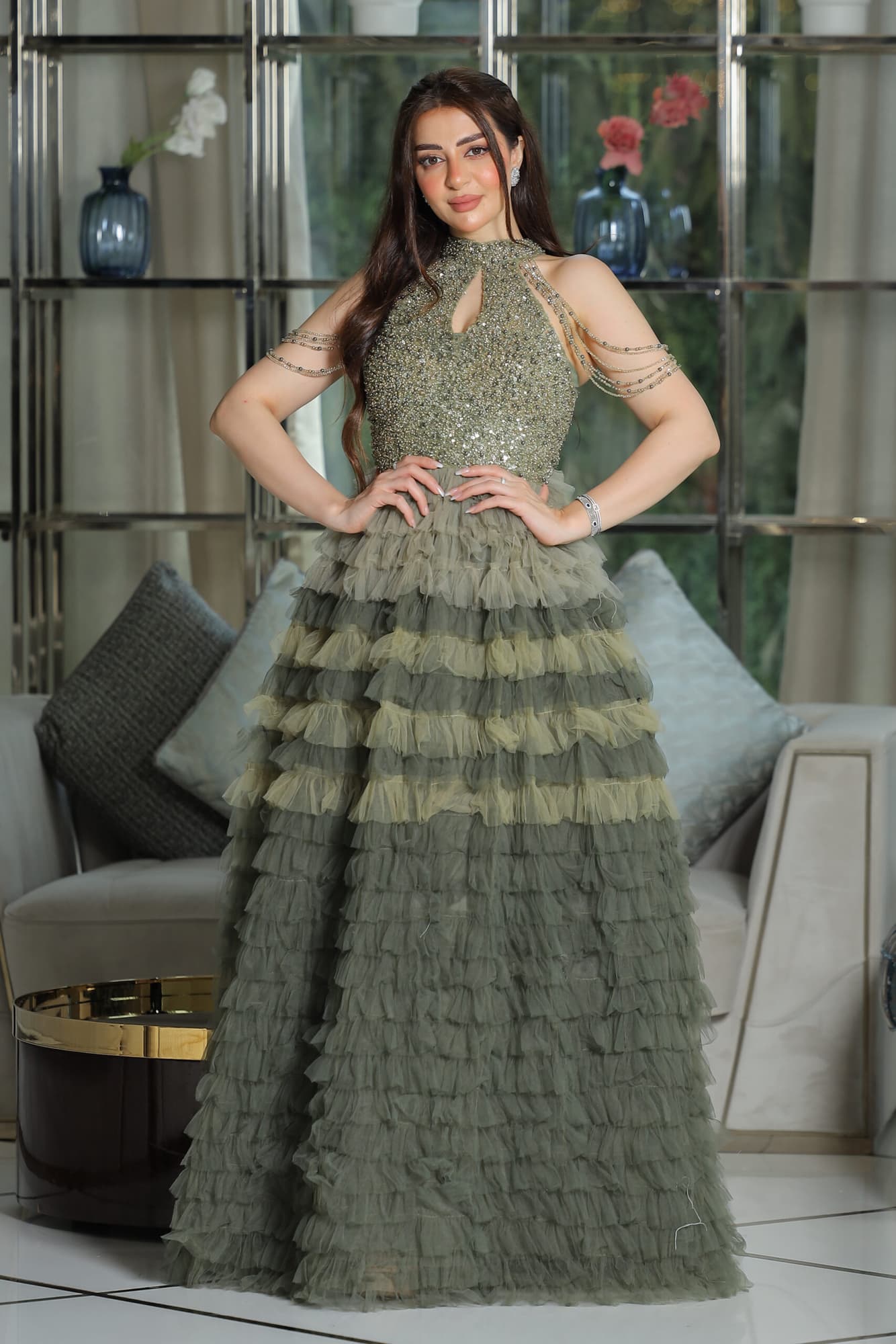 فستان سهرة بطبقات كشكش بسلسال خرز على الكتف