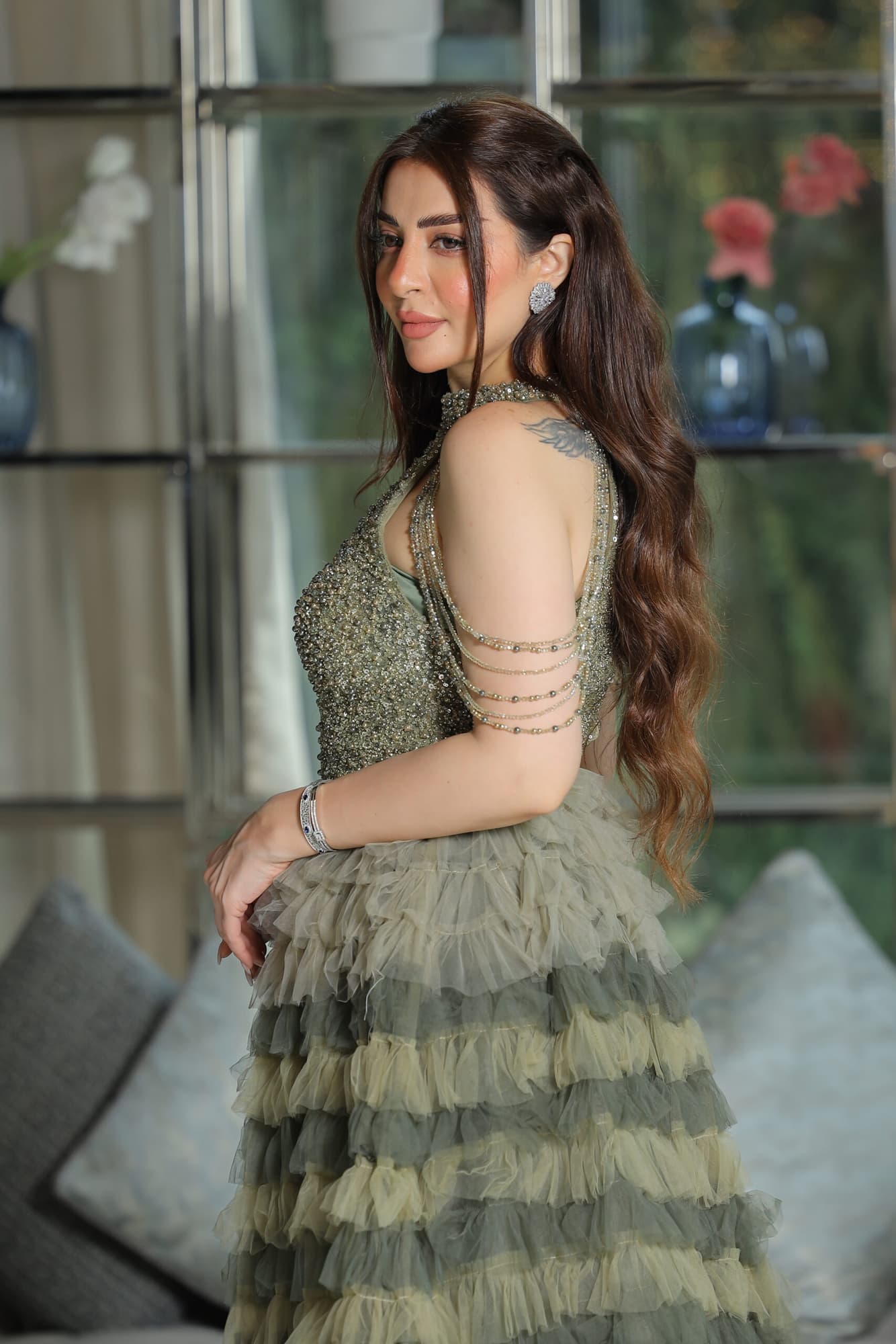 فستان سهرة بطبقات كشكش بسلسال خرز على الكتف