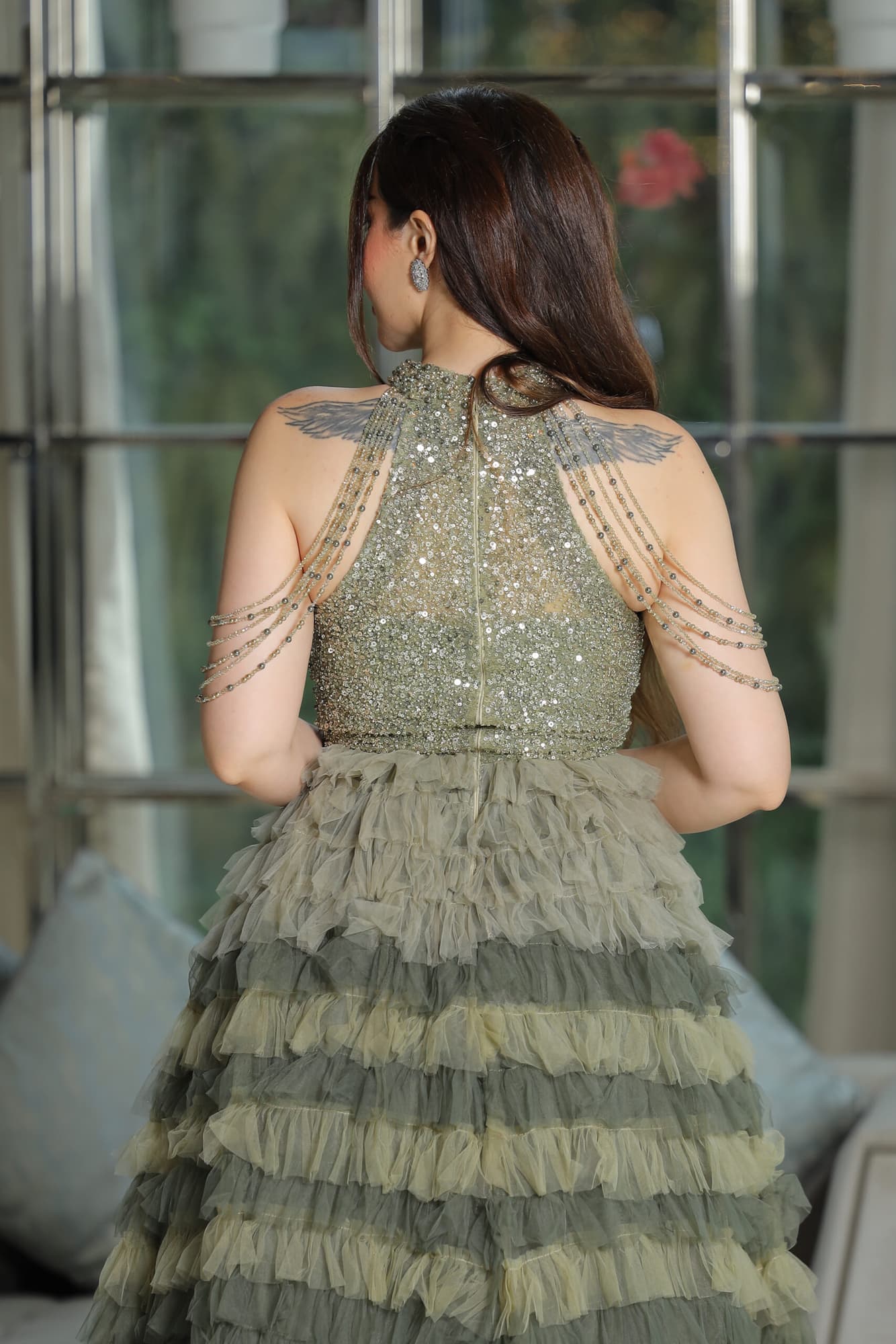 فستان سهرة بطبقات كشكش بسلسال خرز على الكتف