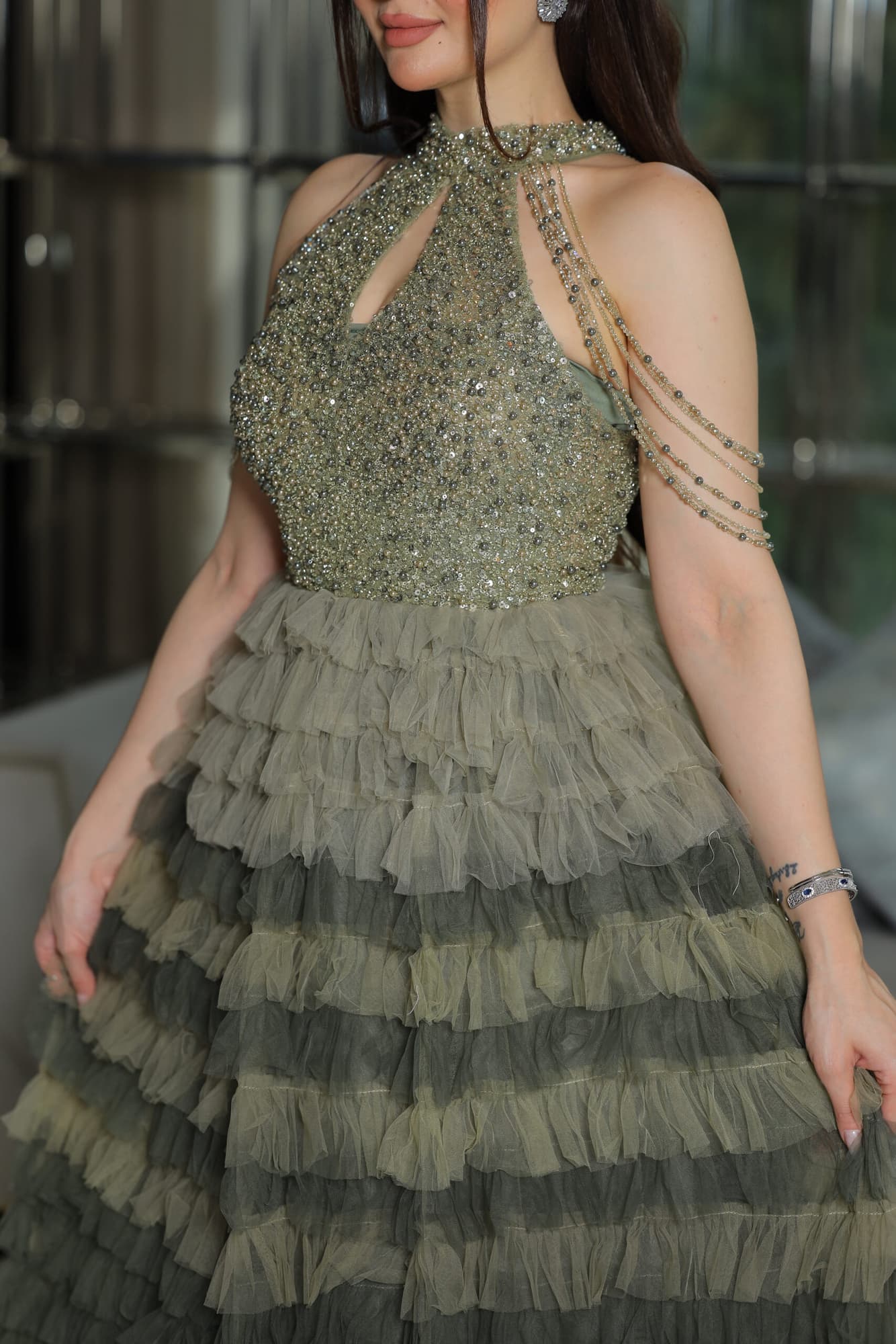 فستان سهرة بطبقات كشكش بسلسال خرز على الكتف