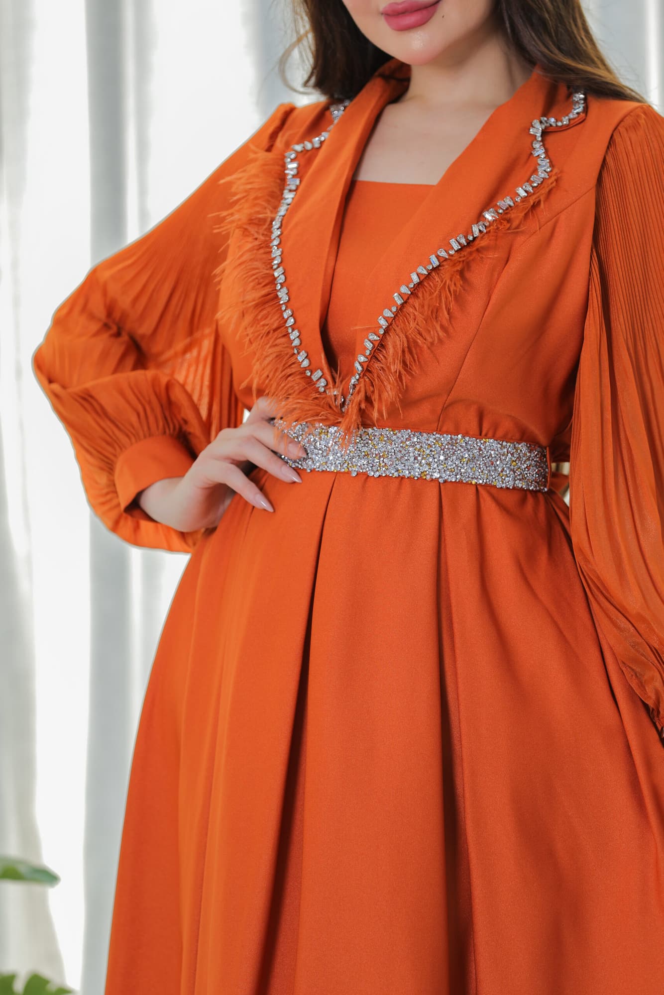 فستان باكمام كسرات مزين بالريش على الصدر طوبي