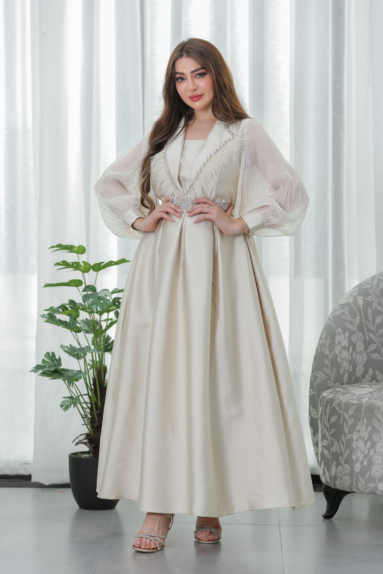 فستان باكمام كسرات مزين بالريش على الصدر