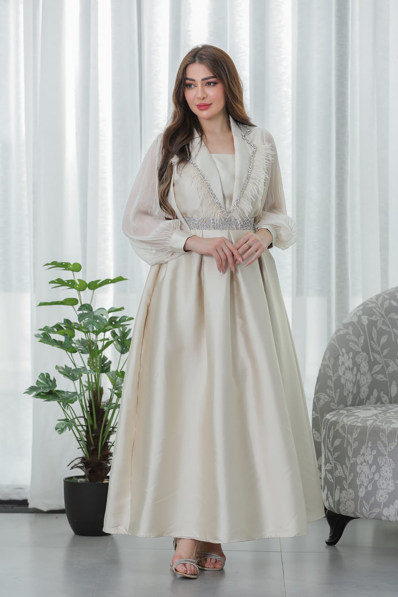 فستان باكمام كسرات مزين بالريش على الصدر