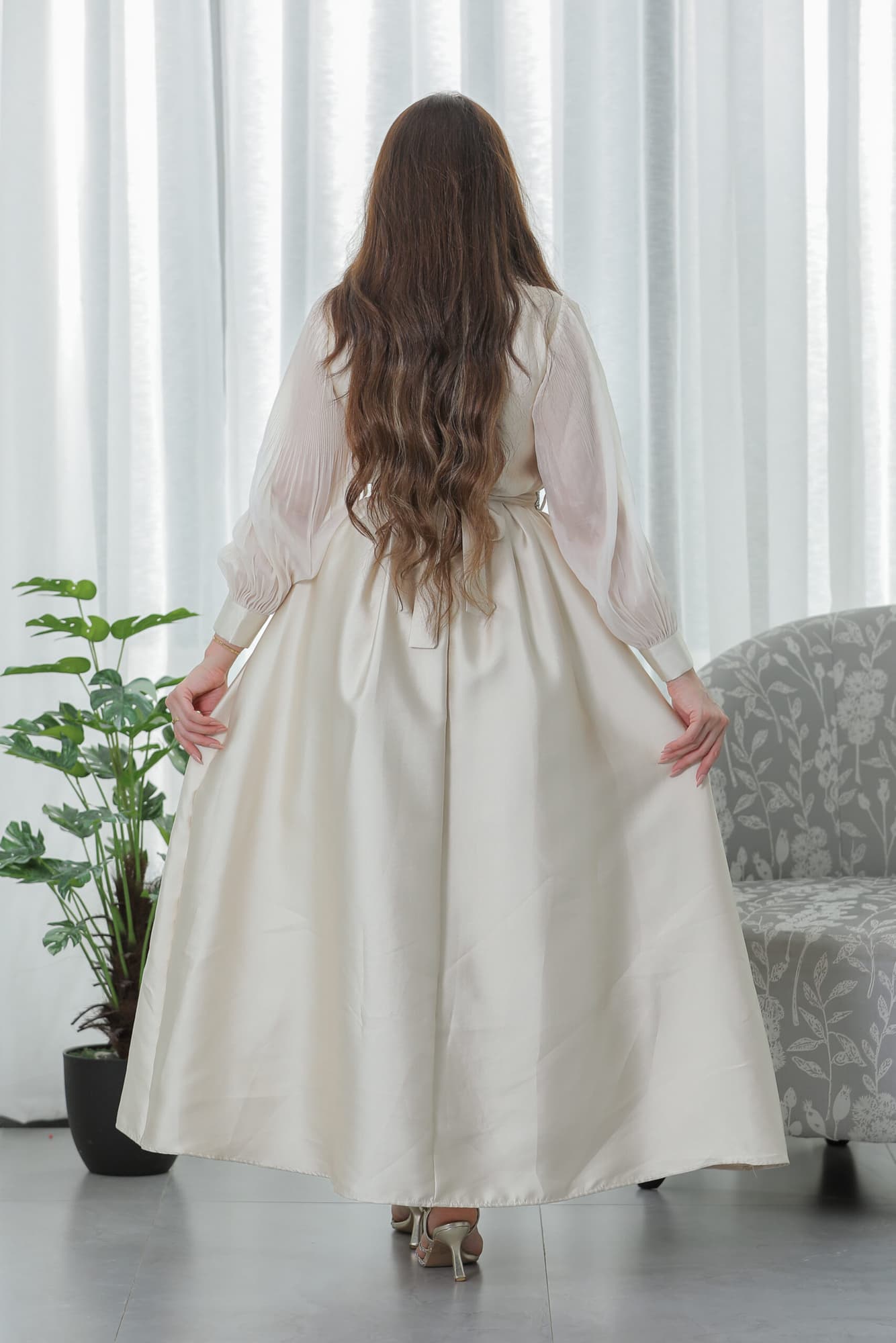 فستان باكمام كسرات مزين بالريش على الصدر