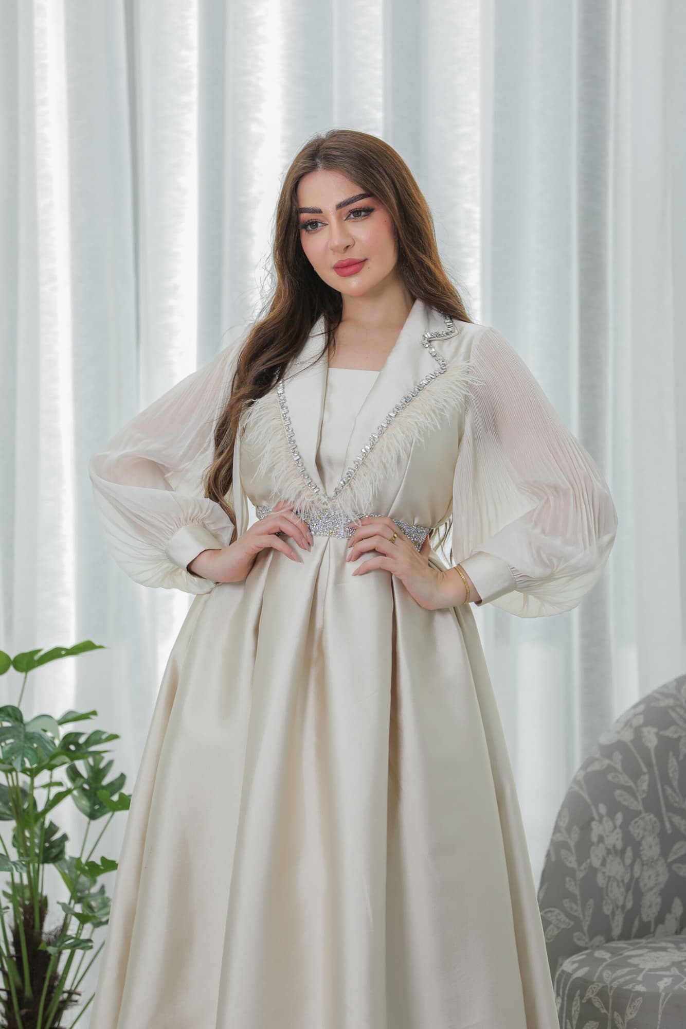 فستان باكمام كسرات مزين بالريش على الصدر