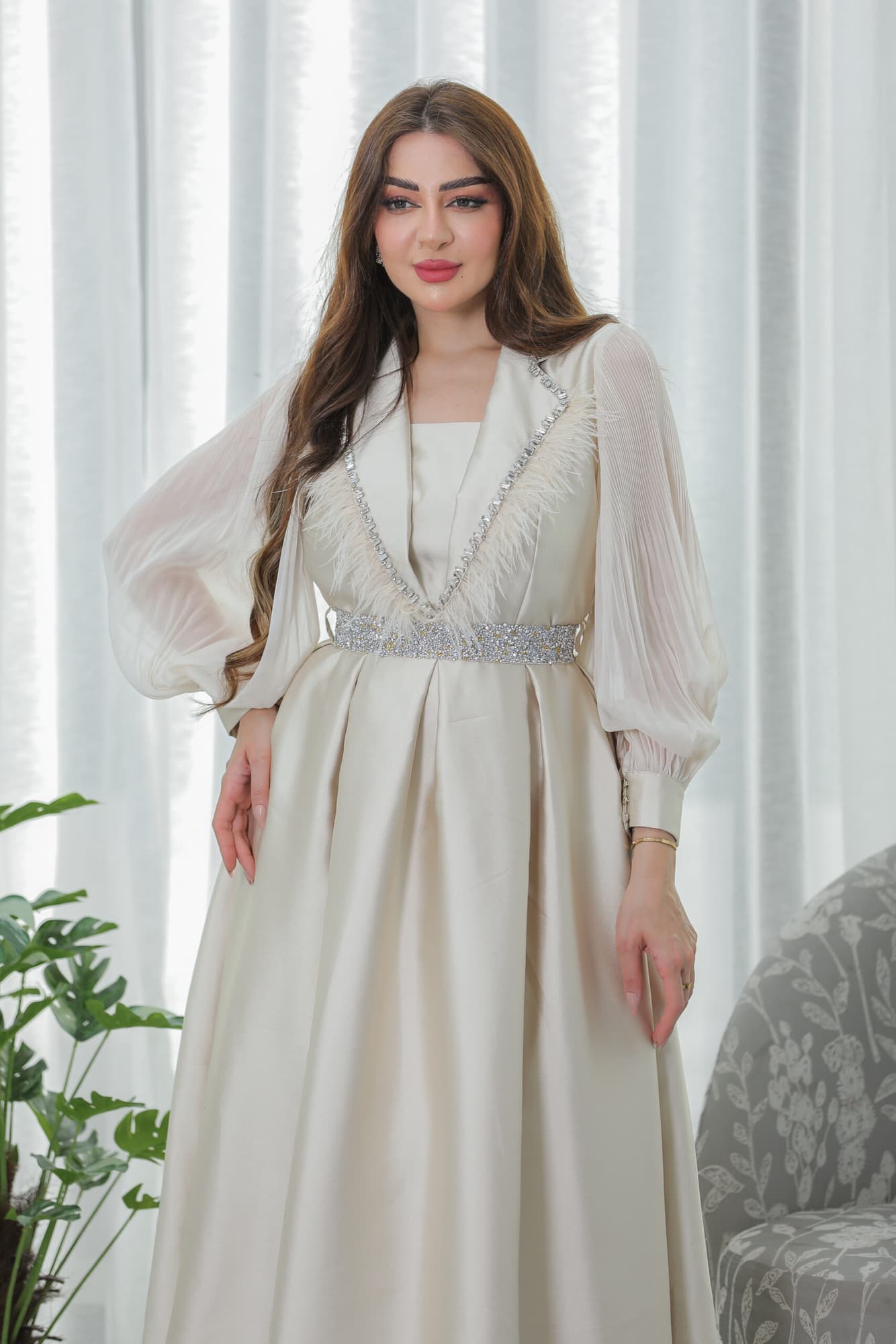 فستان باكمام كسرات مزين بالريش على الصدر