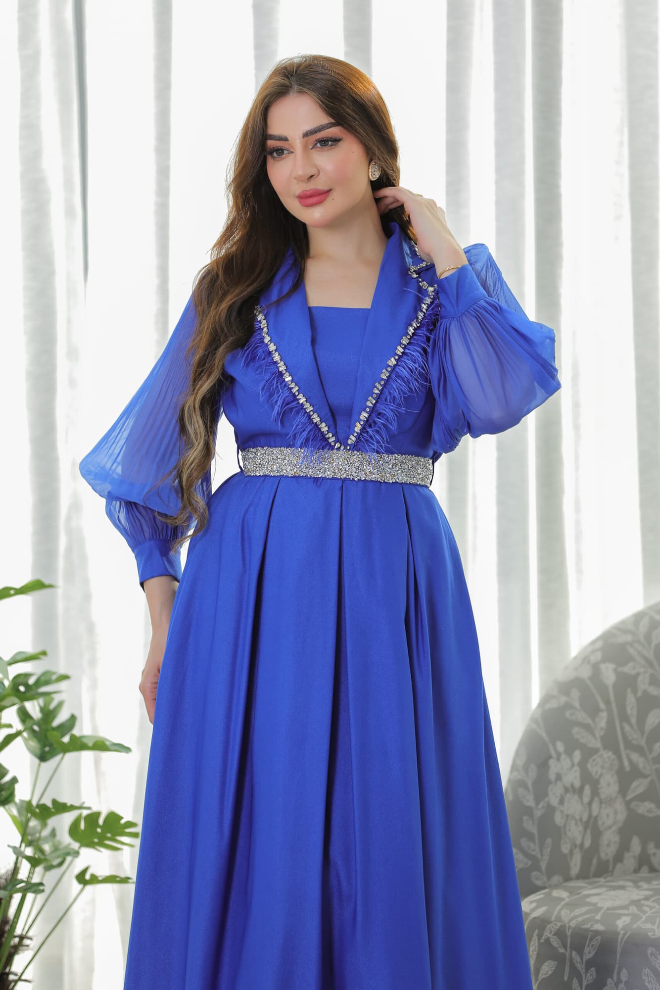 فستان باكمام كسرات مزين بالريش على الصدر