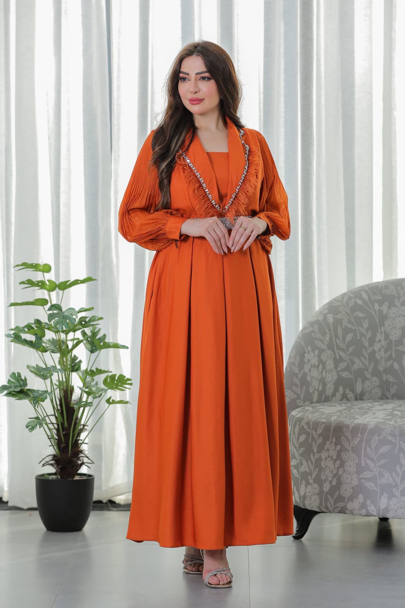 فستان باكمام كسرات مزين بالريش على الصدر