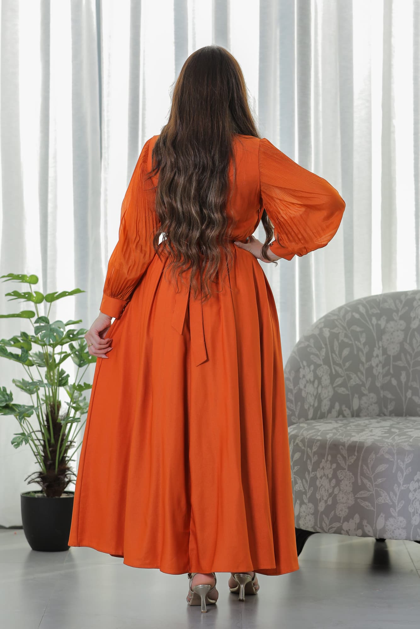 فستان باكمام كسرات مزين بالريش على الصدر