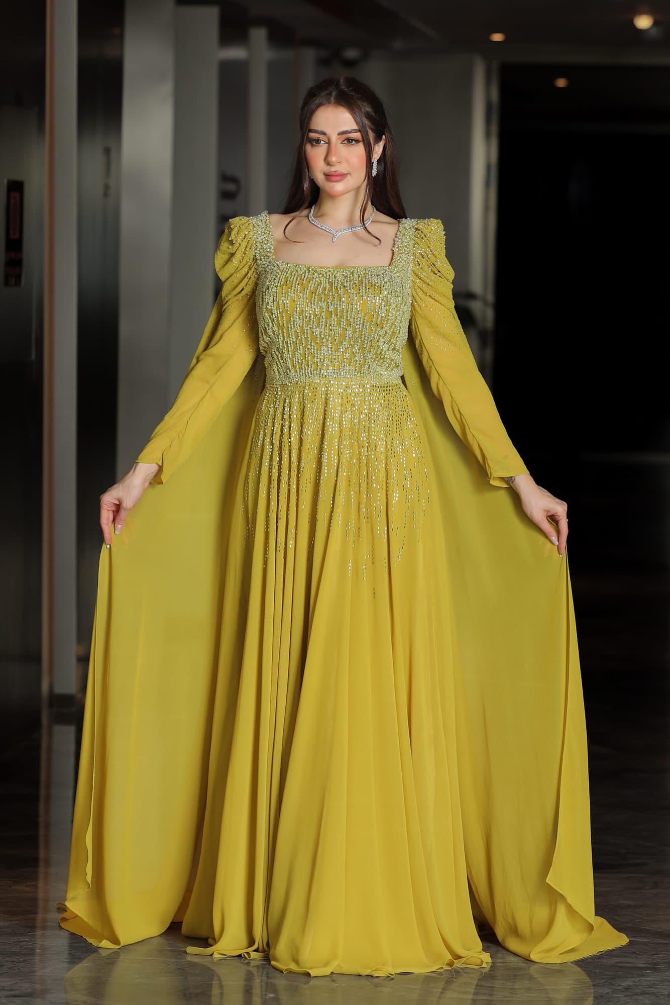 فستان سهره باكمام الجرس مرصعه بفصوص وذيل خلفي