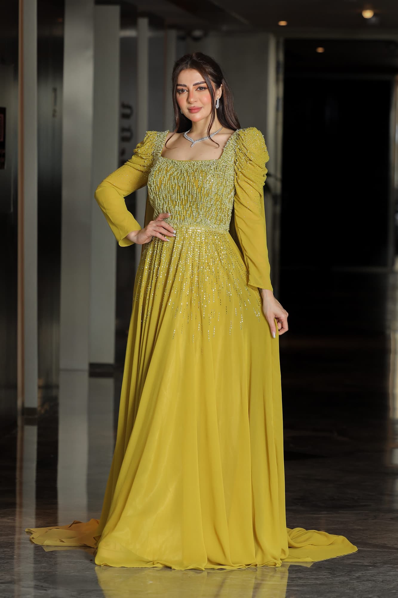 فستان سهره باكمام الجرس مرصعه بفصوص وذيل خلفي