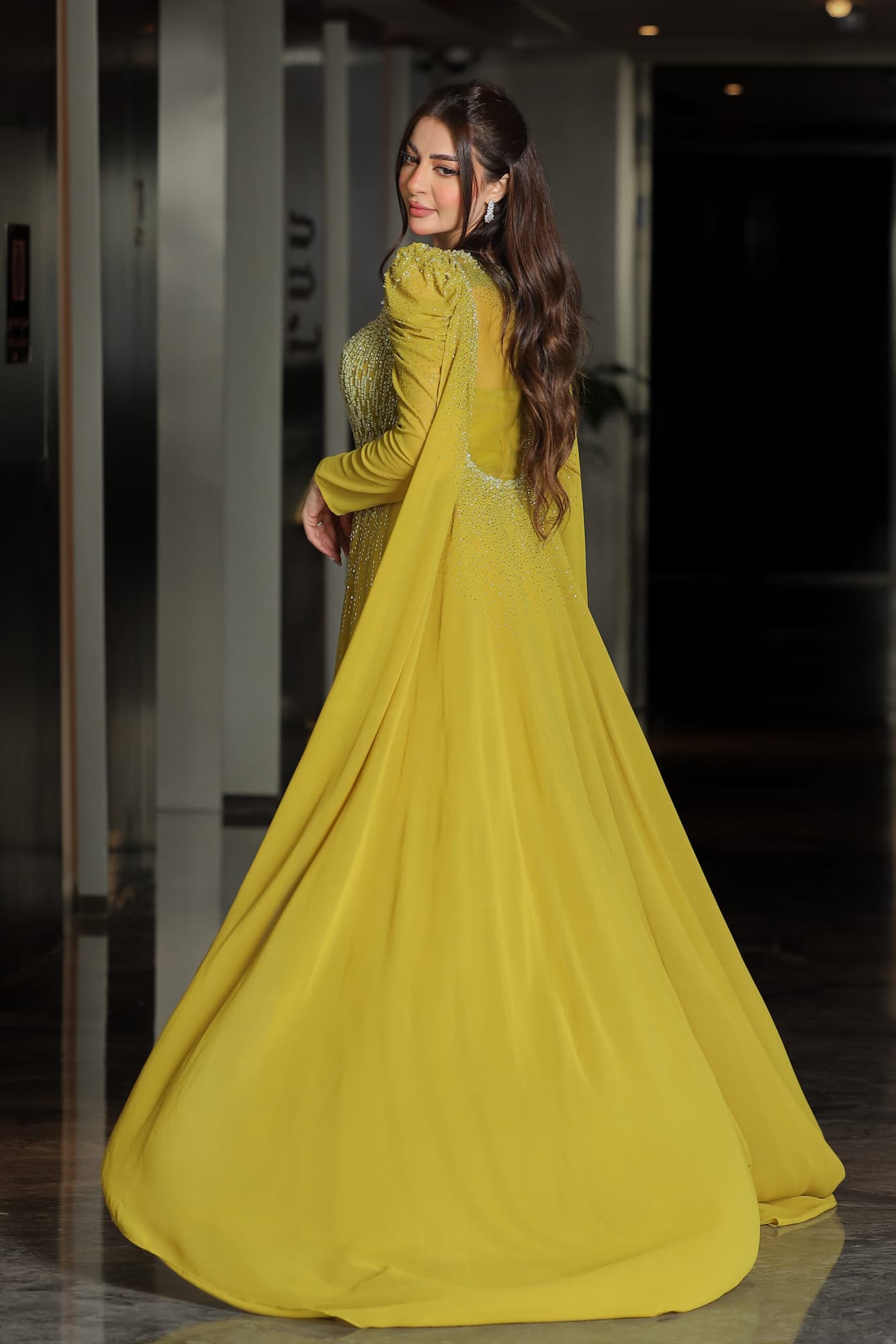 فستان سهره باكمام الجرس مرصعه بفصوص وذيل خلفي