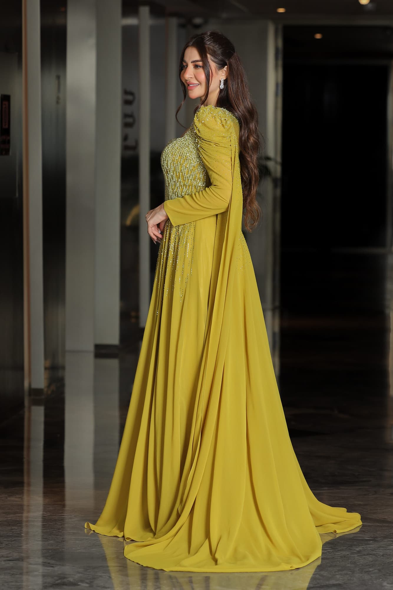 فستان سهره باكمام الجرس مرصعه بفصوص وذيل خلفي