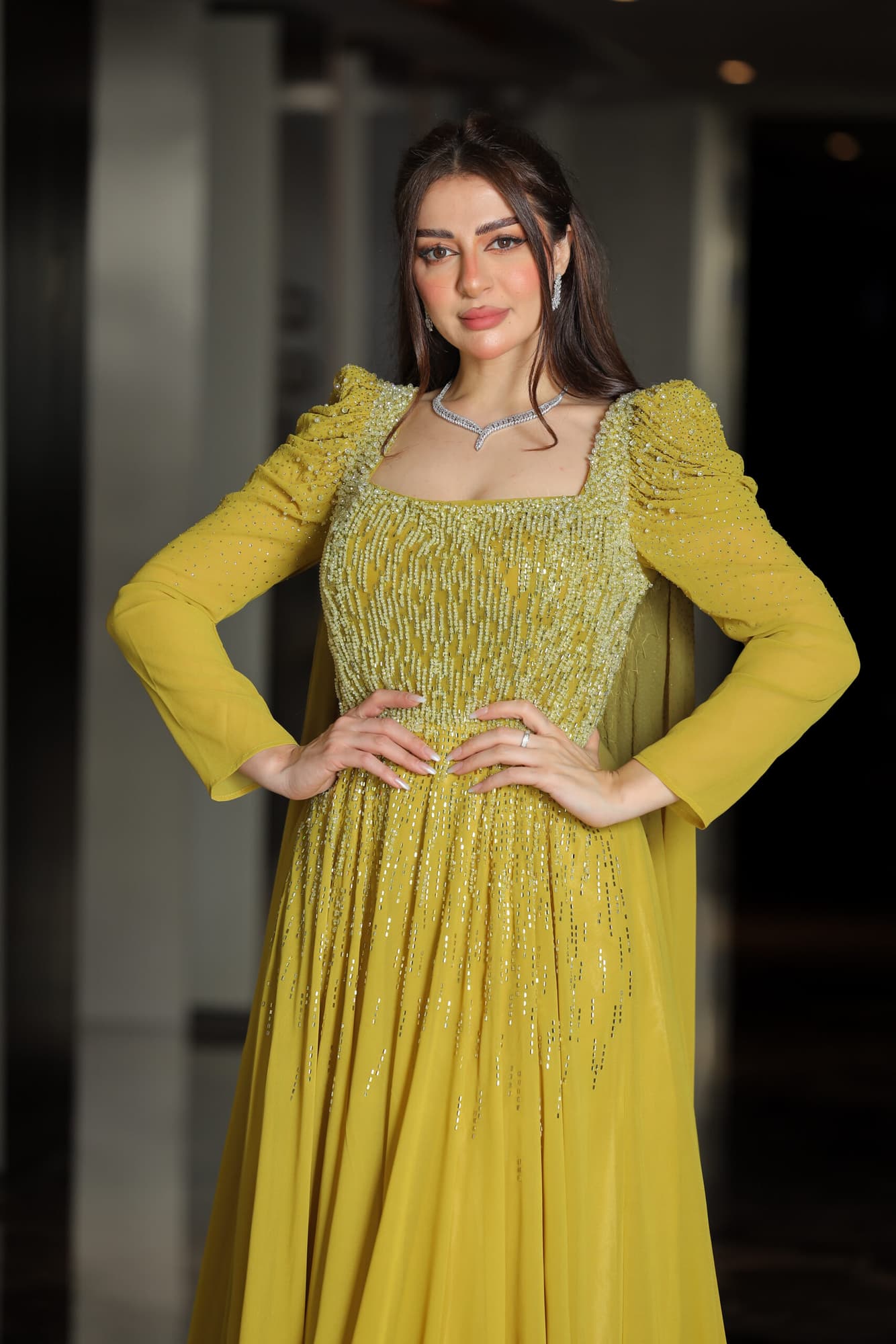 فستان سهره باكمام الجرس مرصعه بفصوص وذيل خلفي