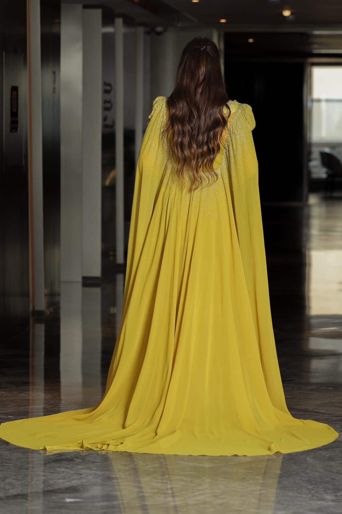 فستان سهره باكمام الجرس مرصعه بفصوص وذيل خلفي