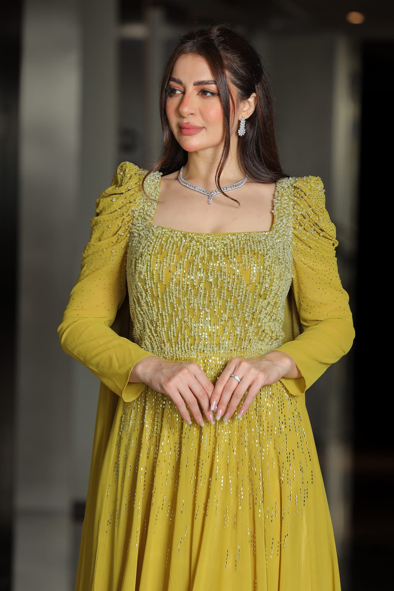 فستان سهره باكمام الجرس مرصعه بفصوص وذيل خلفي