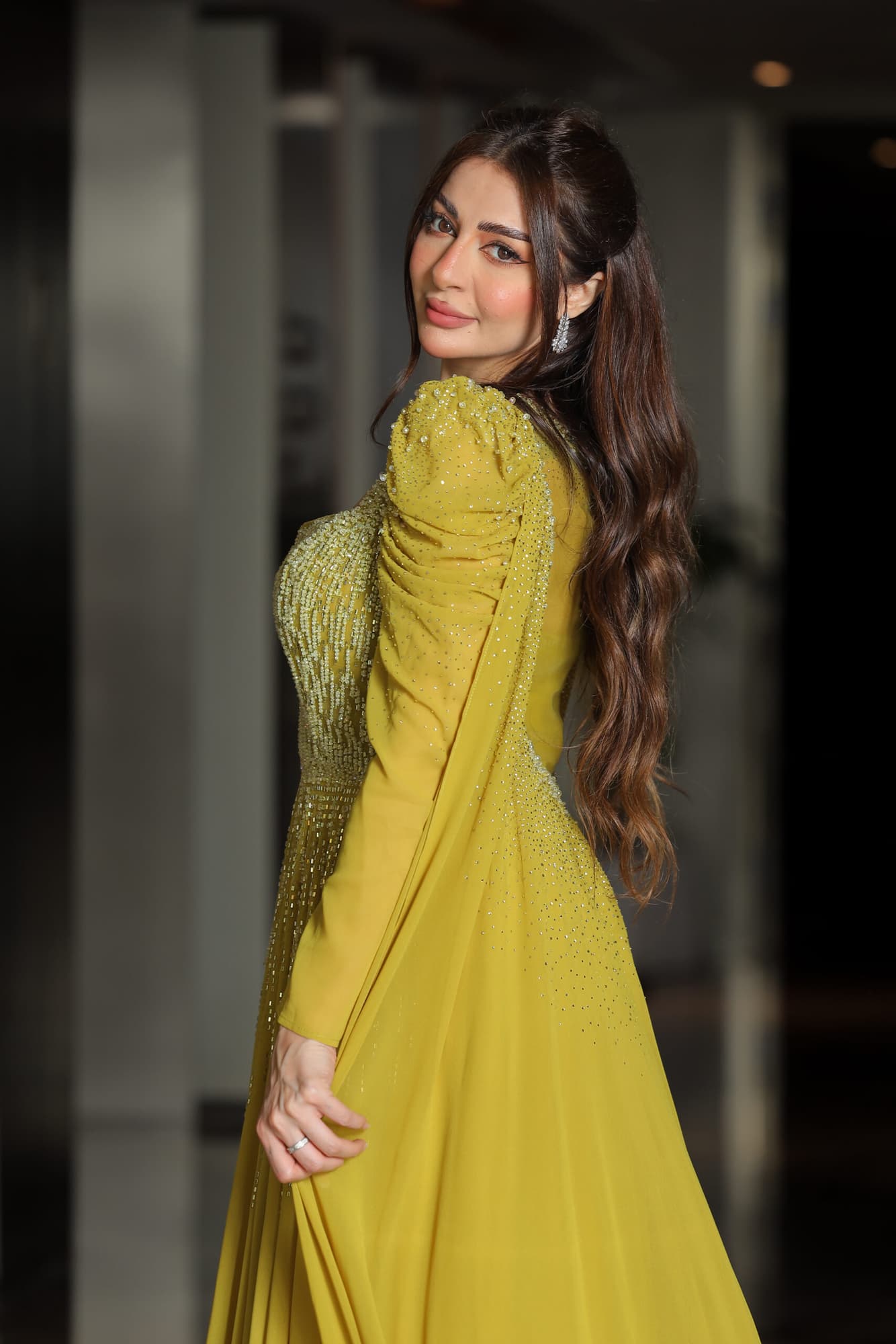 فستان سهره باكمام الجرس مرصعه بفصوص وذيل خلفي