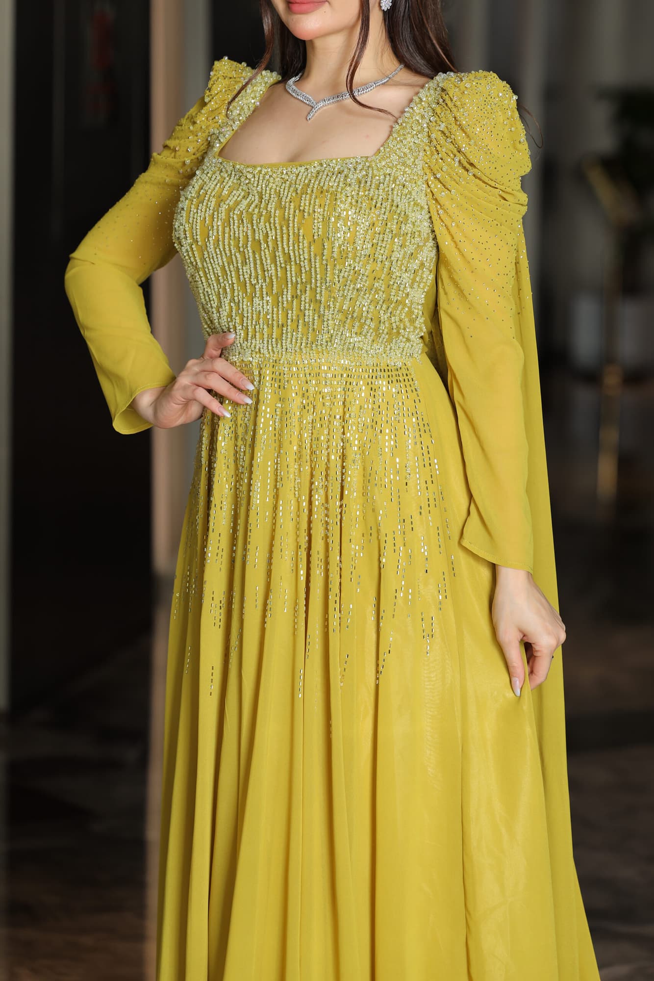 فستان سهره باكمام الجرس مرصعه بفصوص وذيل خلفي