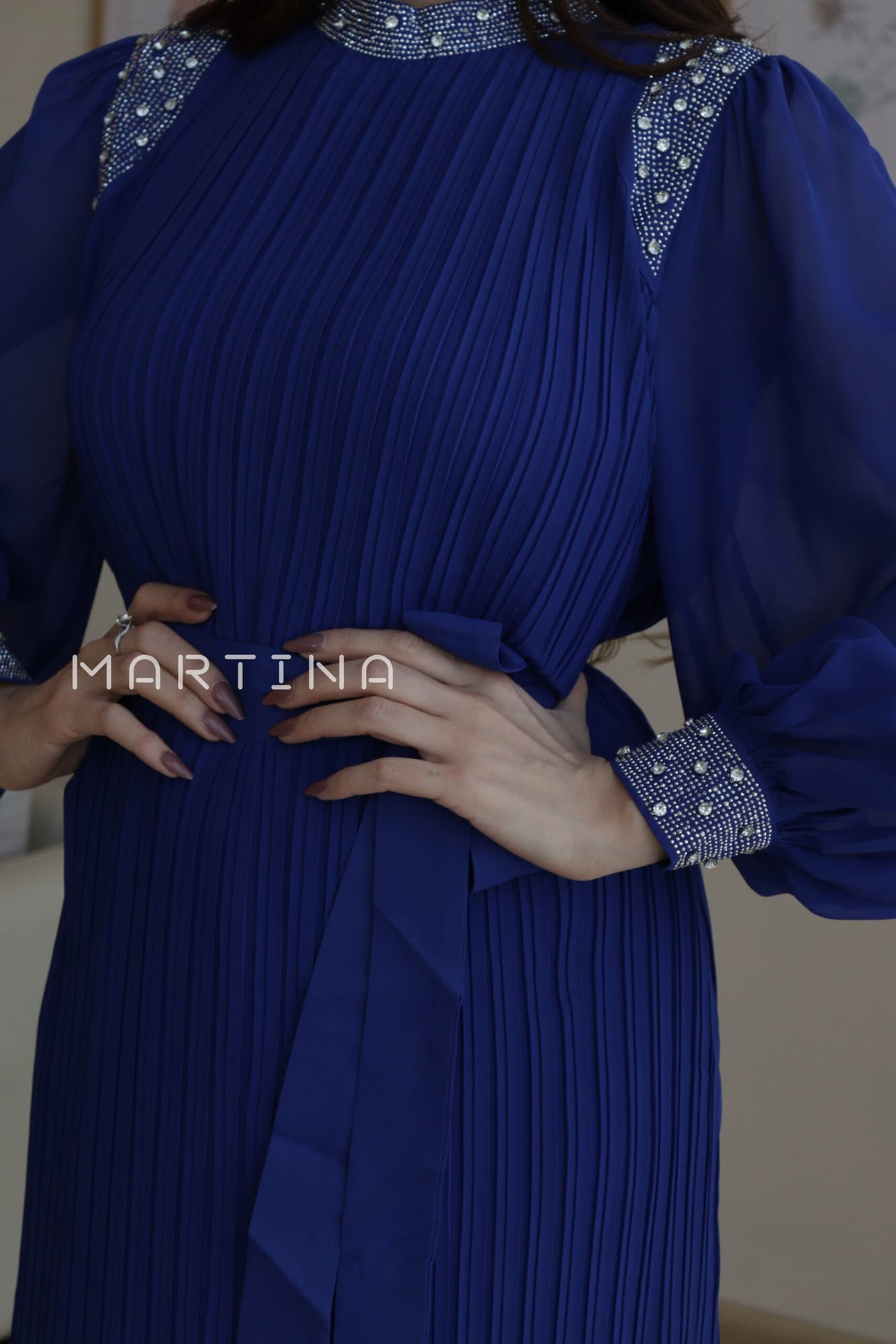 فستان شيفون بكسرات ناعمة بأكمام مزينة بفصوص نيلي