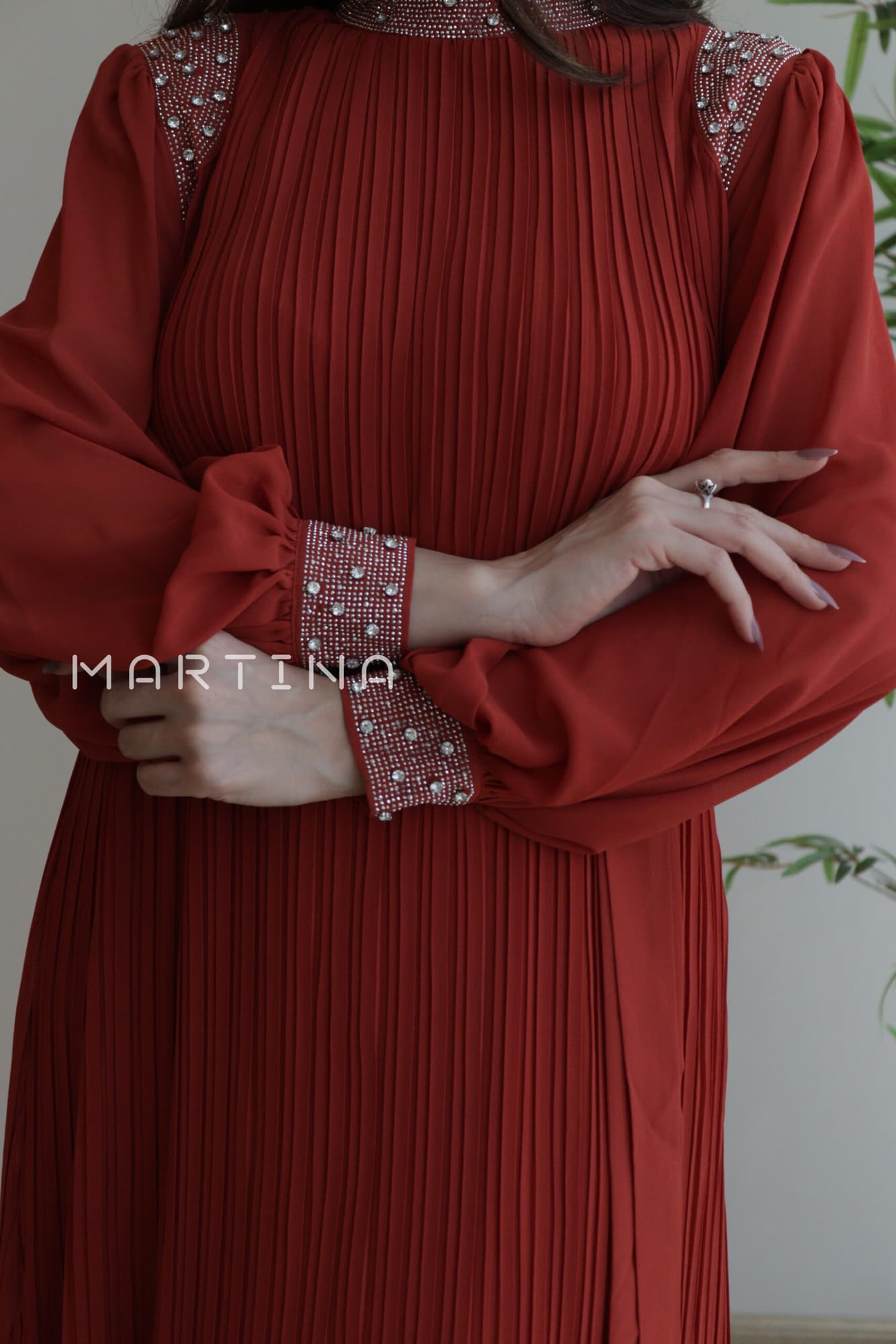 فستان شيفون بكسرات ناعمة بأكمام مزينة بفصوص احمر طوبي