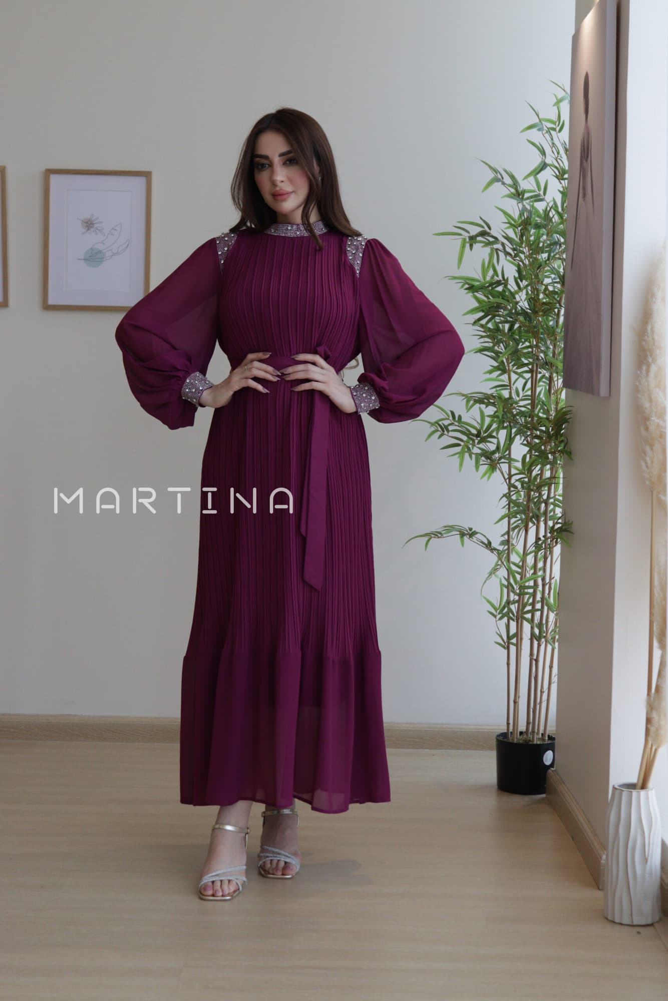 فستان شيفون بكسرات ناعمة بأكمام مزينة بفصوص