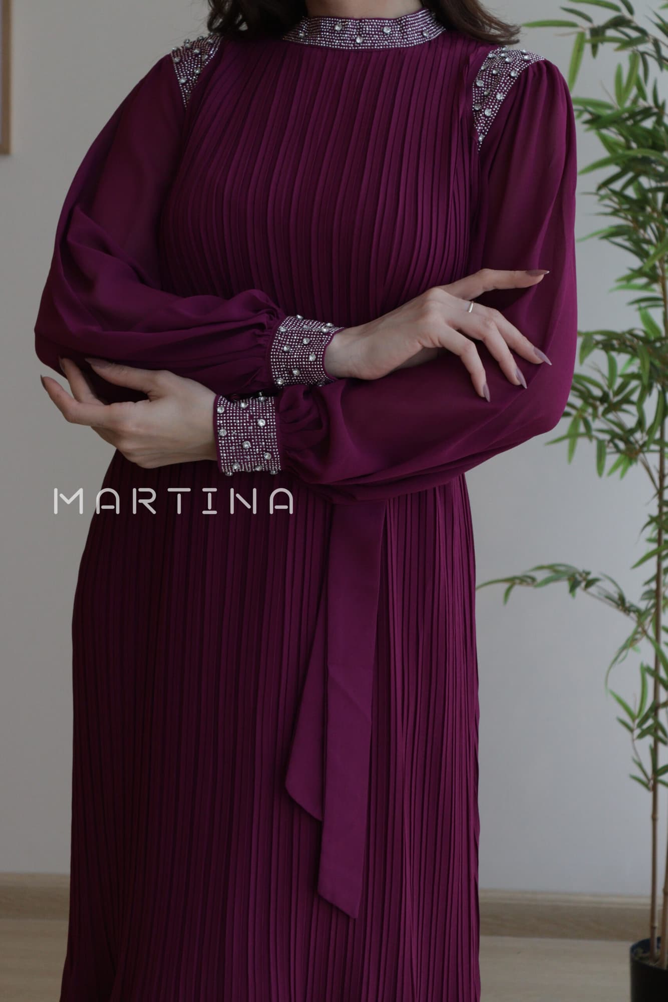 فستان شيفون بكسرات ناعمة بأكمام مزينة بفصوص