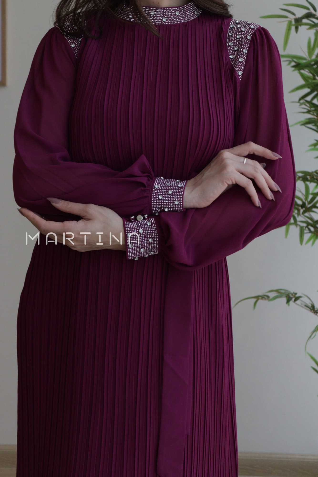 فستان شيفون بكسرات ناعمة بأكمام مزينة بفصوص