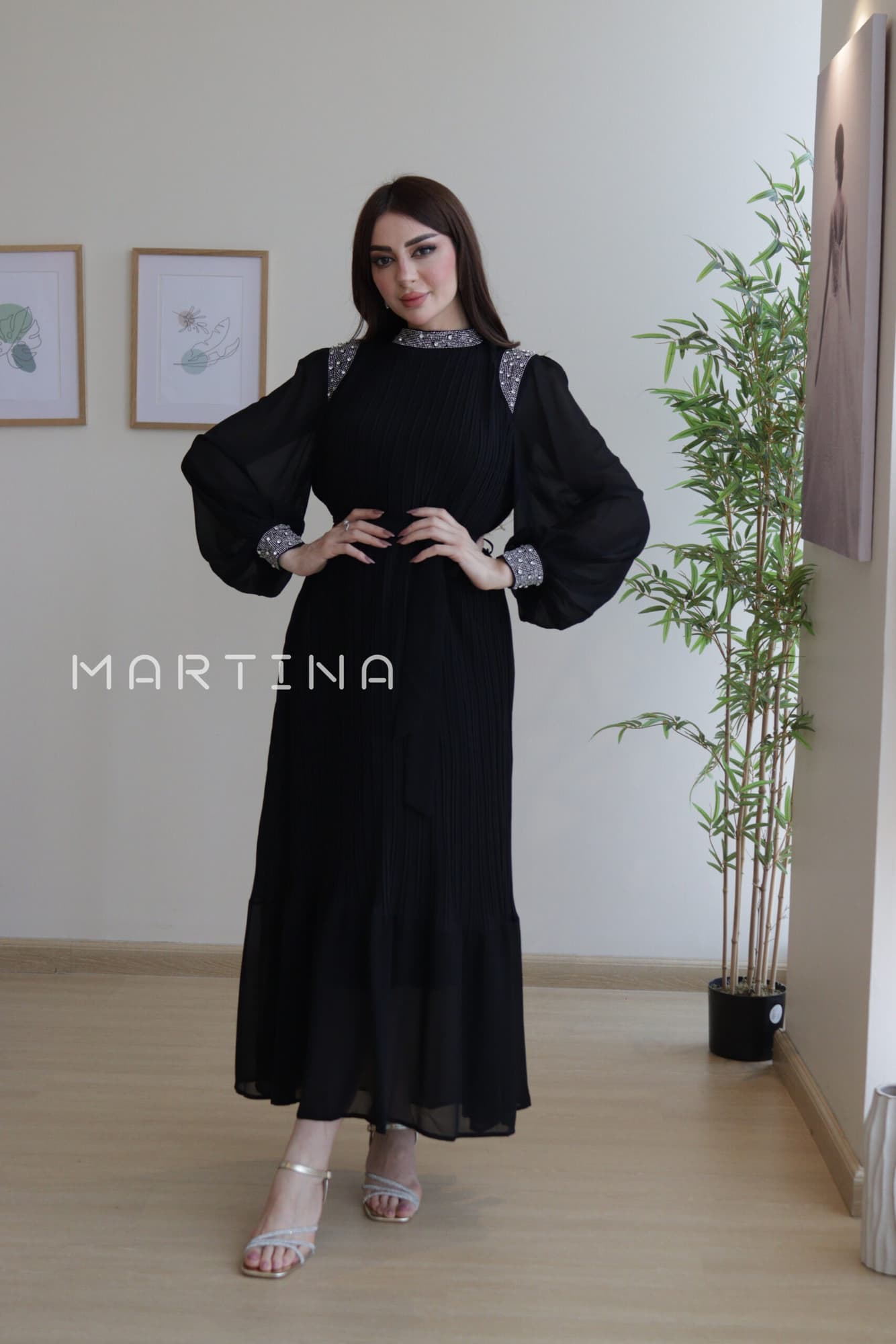 فستان شيفون بكسرات ناعمة بأكمام مزينة بفصوص