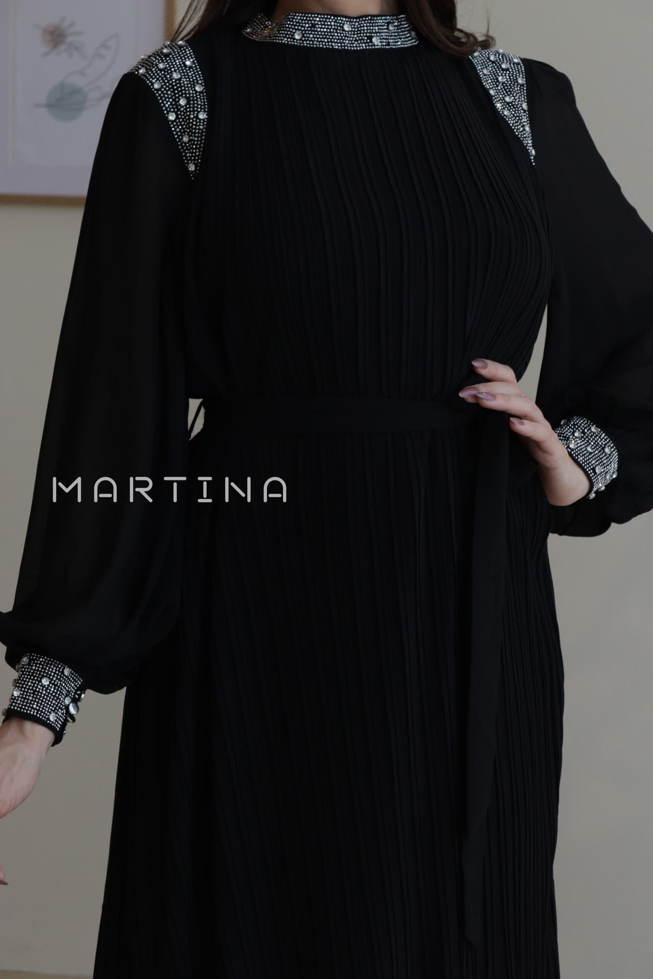 فستان شيفون بكسرات ناعمة بأكمام مزينة بفصوص