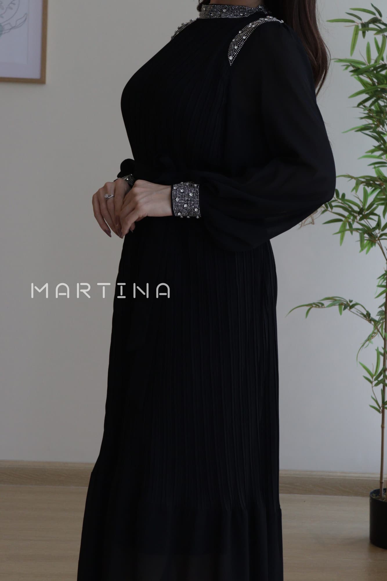 فستان شيفون بكسرات ناعمة بأكمام مزينة بفصوص