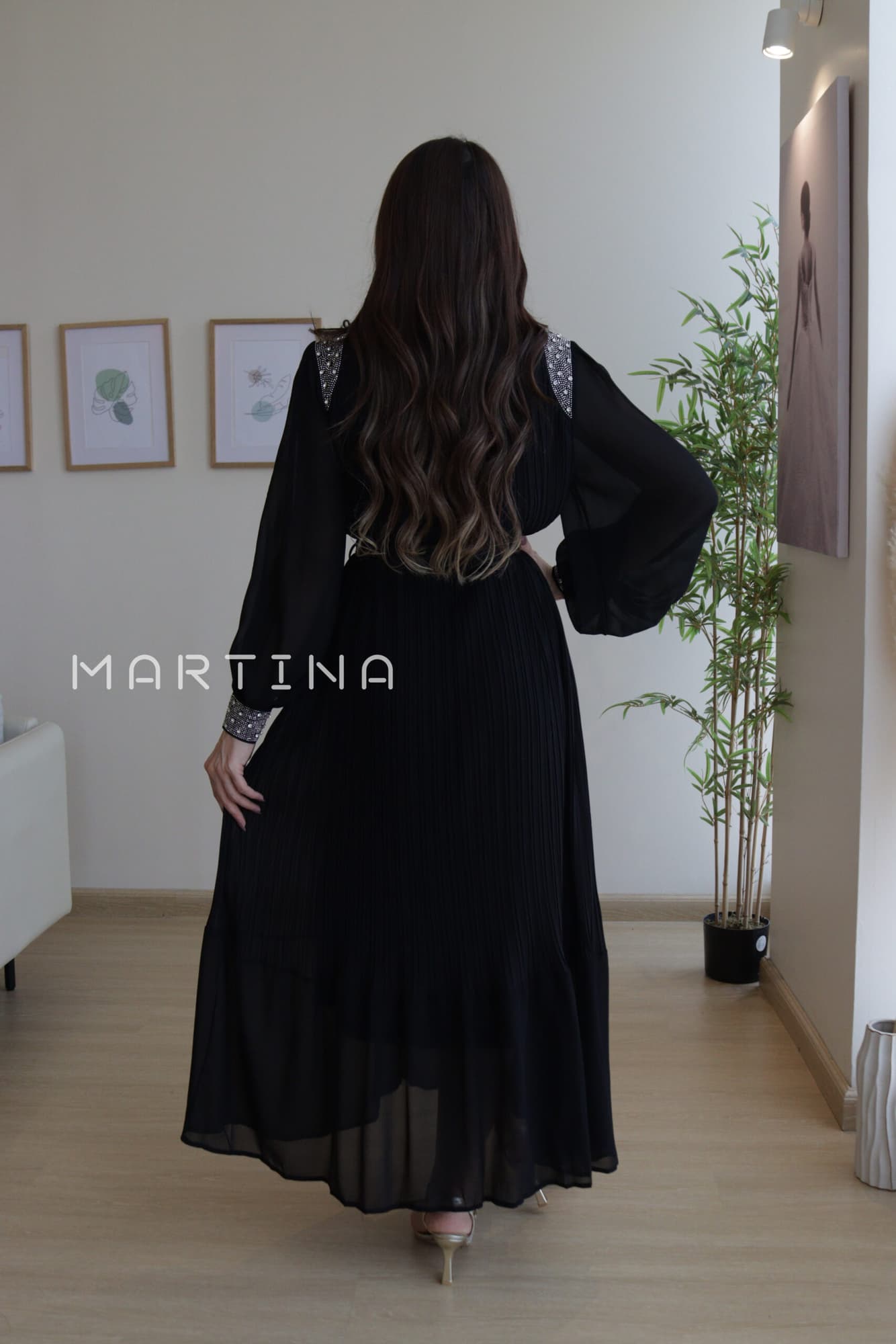 فستان شيفون بكسرات ناعمة بأكمام مزينة بفصوص