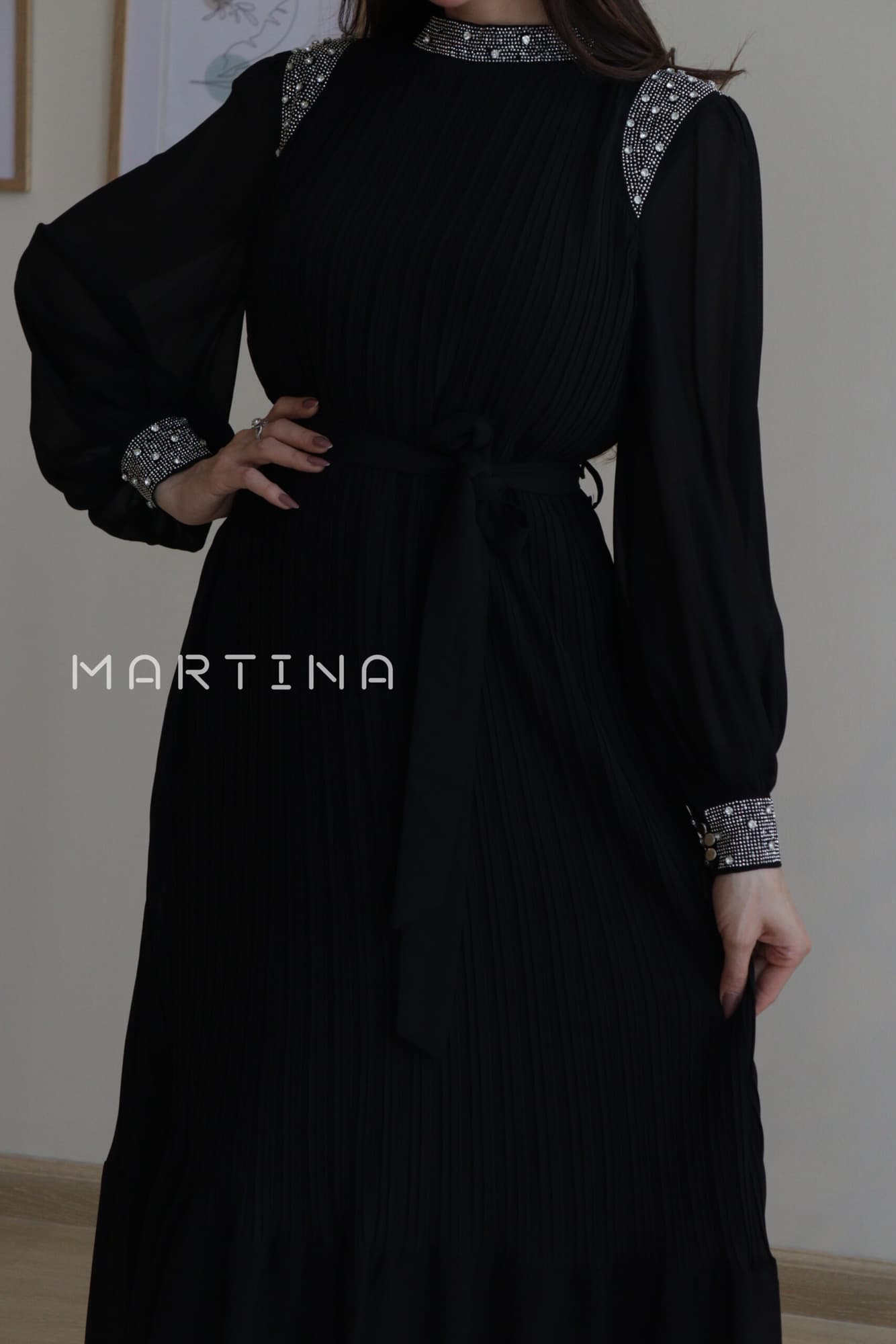 فستان شيفون بكسرات ناعمة بأكمام مزينة بفصوص