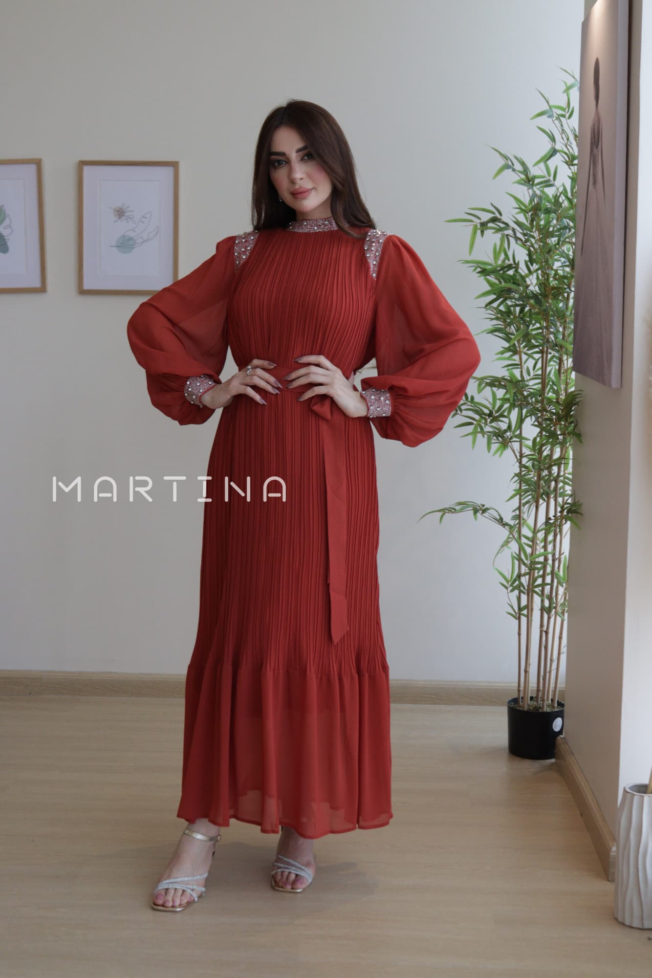 فستان شيفون بكسرات ناعمة بأكمام مزينة بفصوص