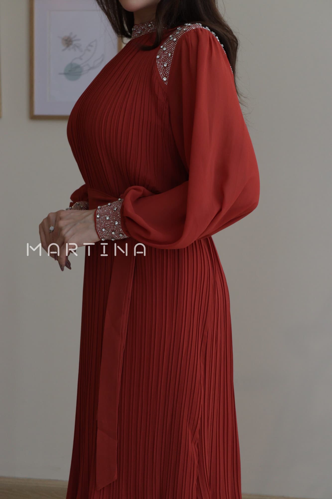 فستان شيفون بكسرات ناعمة بأكمام مزينة بفصوص