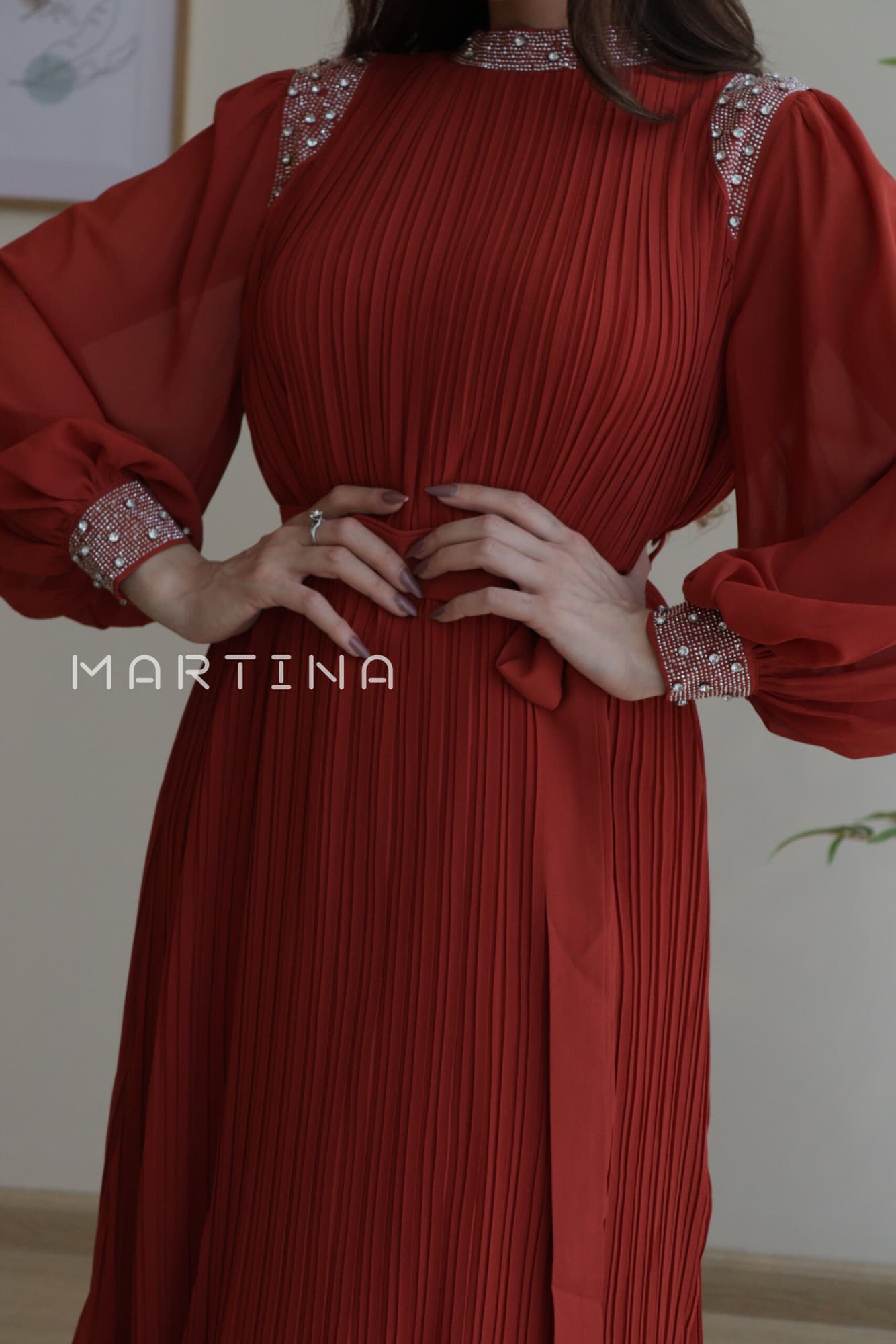 فستان شيفون بكسرات ناعمة بأكمام مزينة بفصوص