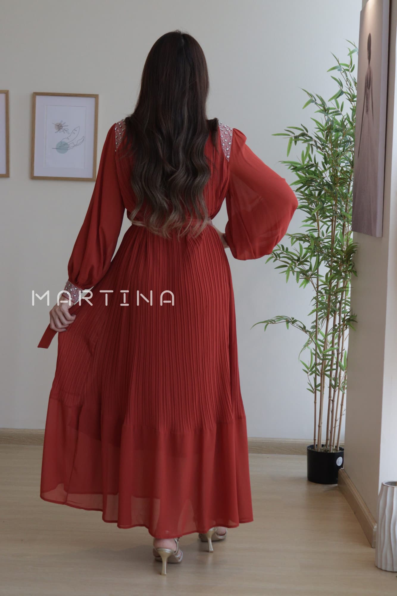 فستان شيفون بكسرات ناعمة بأكمام مزينة بفصوص