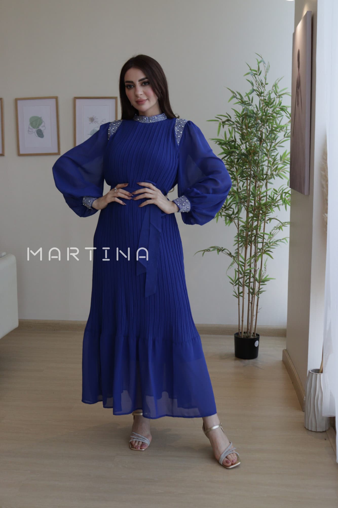 فستان شيفون بكسرات ناعمة بأكمام مزينة بفصوص