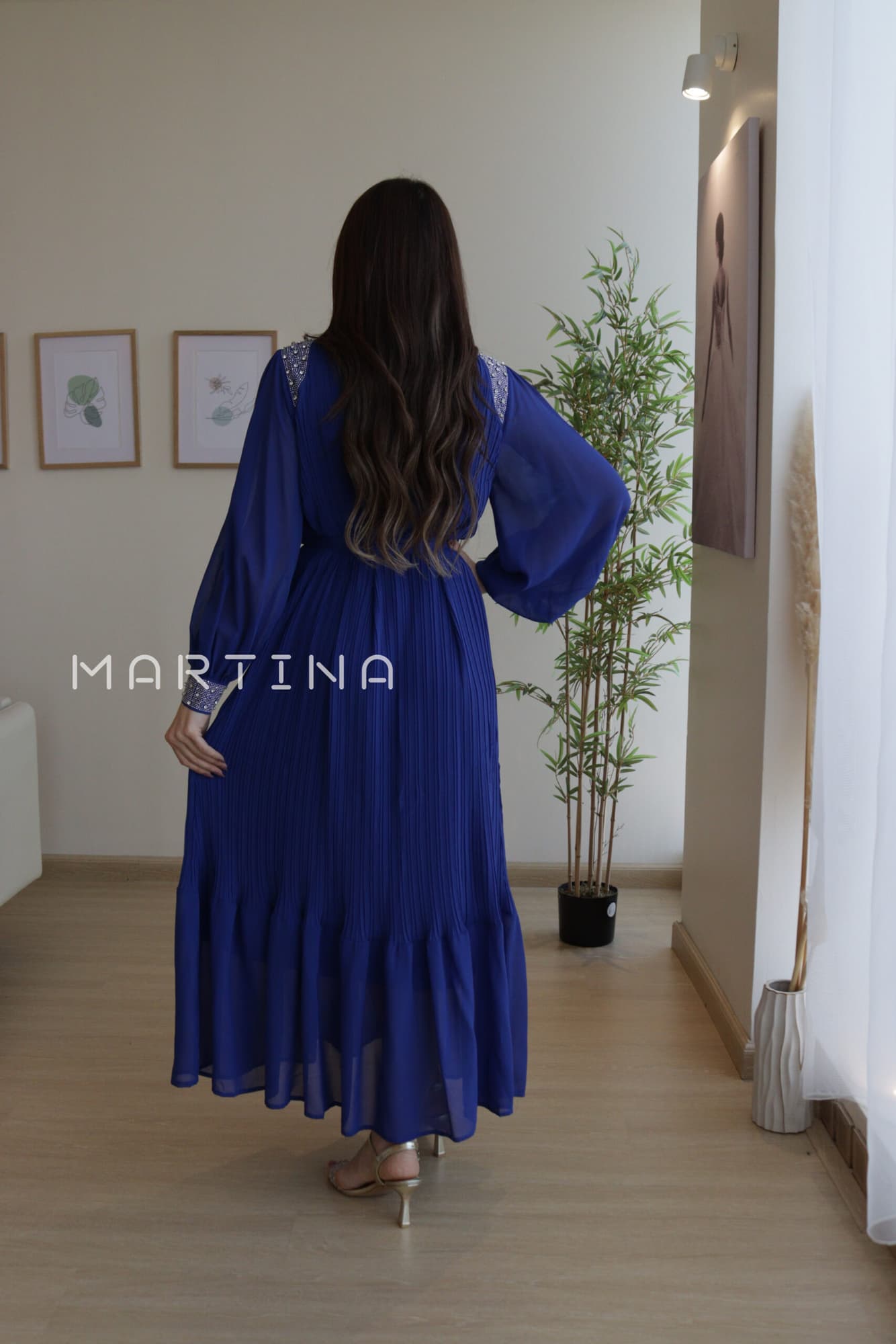 فستان شيفون بكسرات ناعمة بأكمام مزينة بفصوص