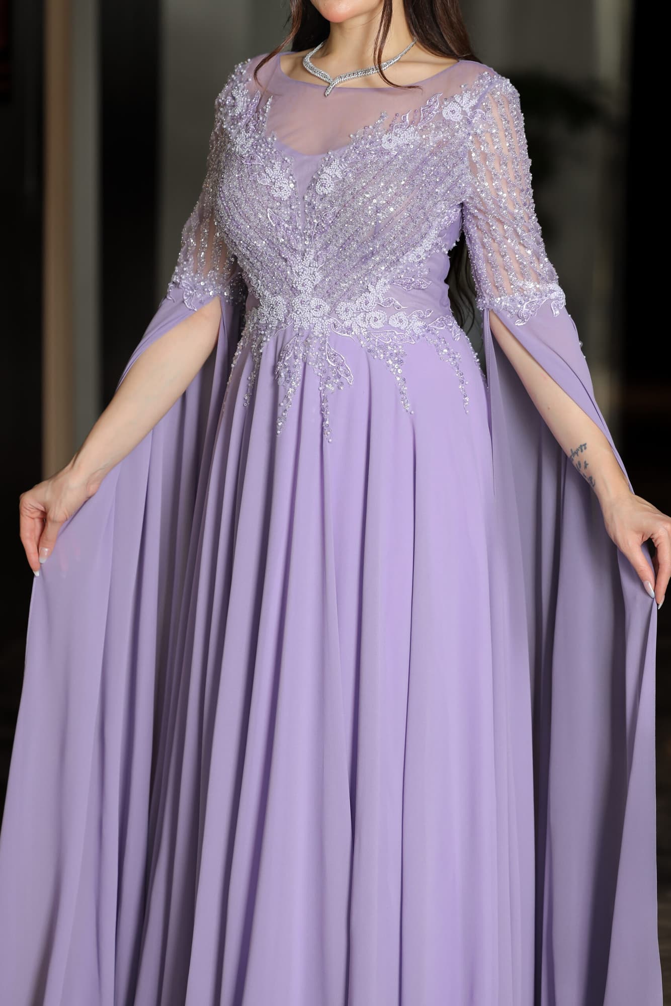 فستان سهرة طويل بأكمام الكيب بتطريز فخم وناعم موف