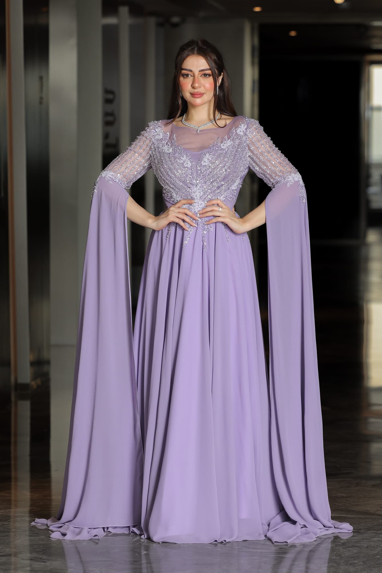 فستان سهرة طويل بأكمام الكيب بتطريز فخم وناعم