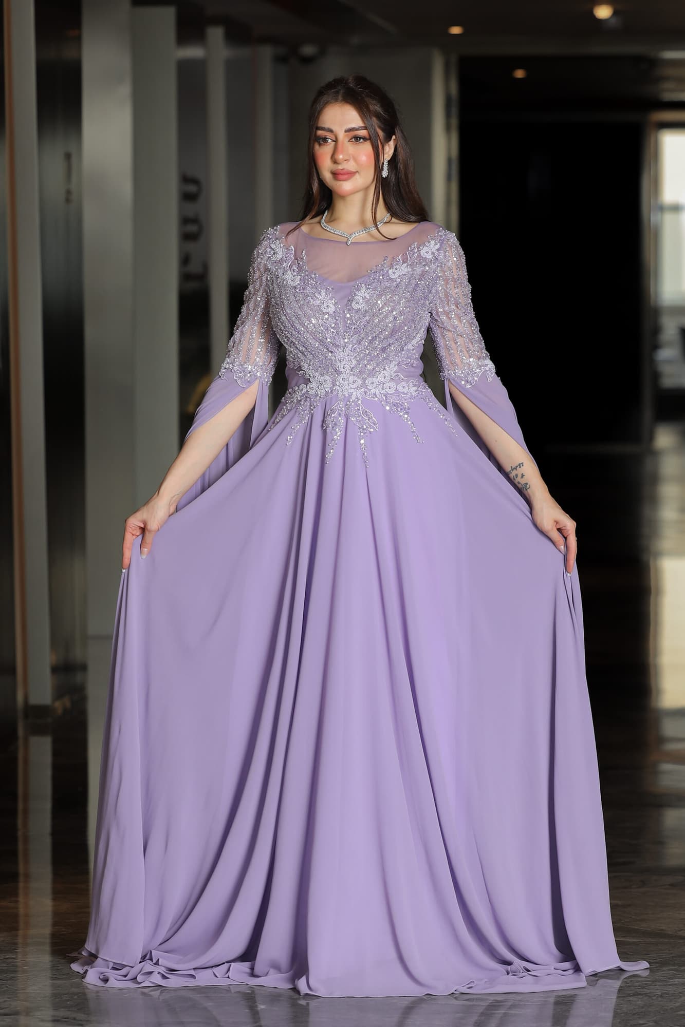 فستان سهرة طويل بأكمام الكيب بتطريز فخم وناعم