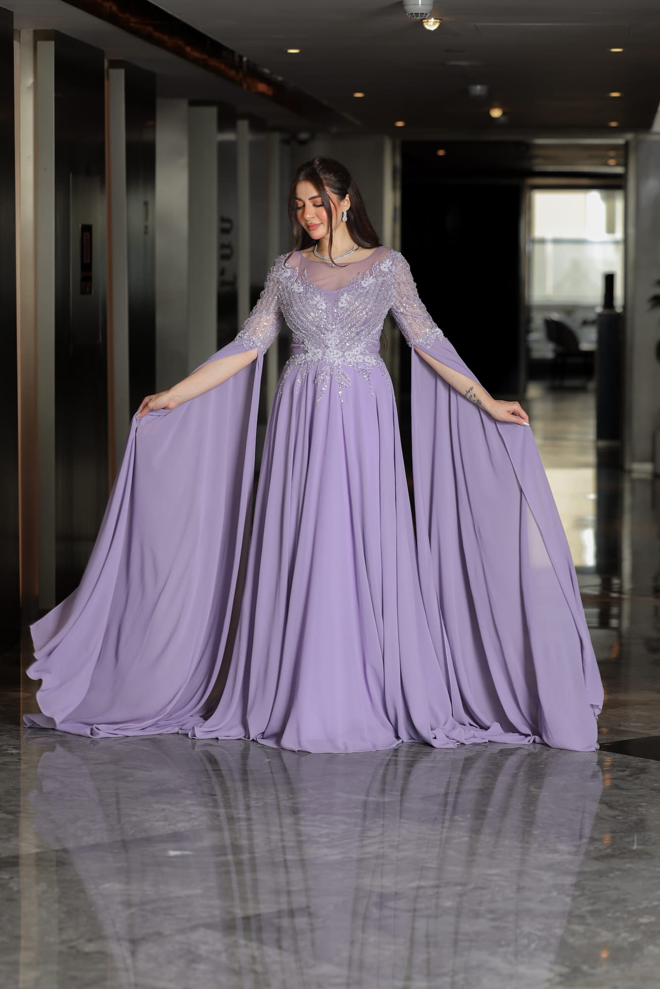 فستان سهرة طويل بأكمام الكيب بتطريز فخم وناعم