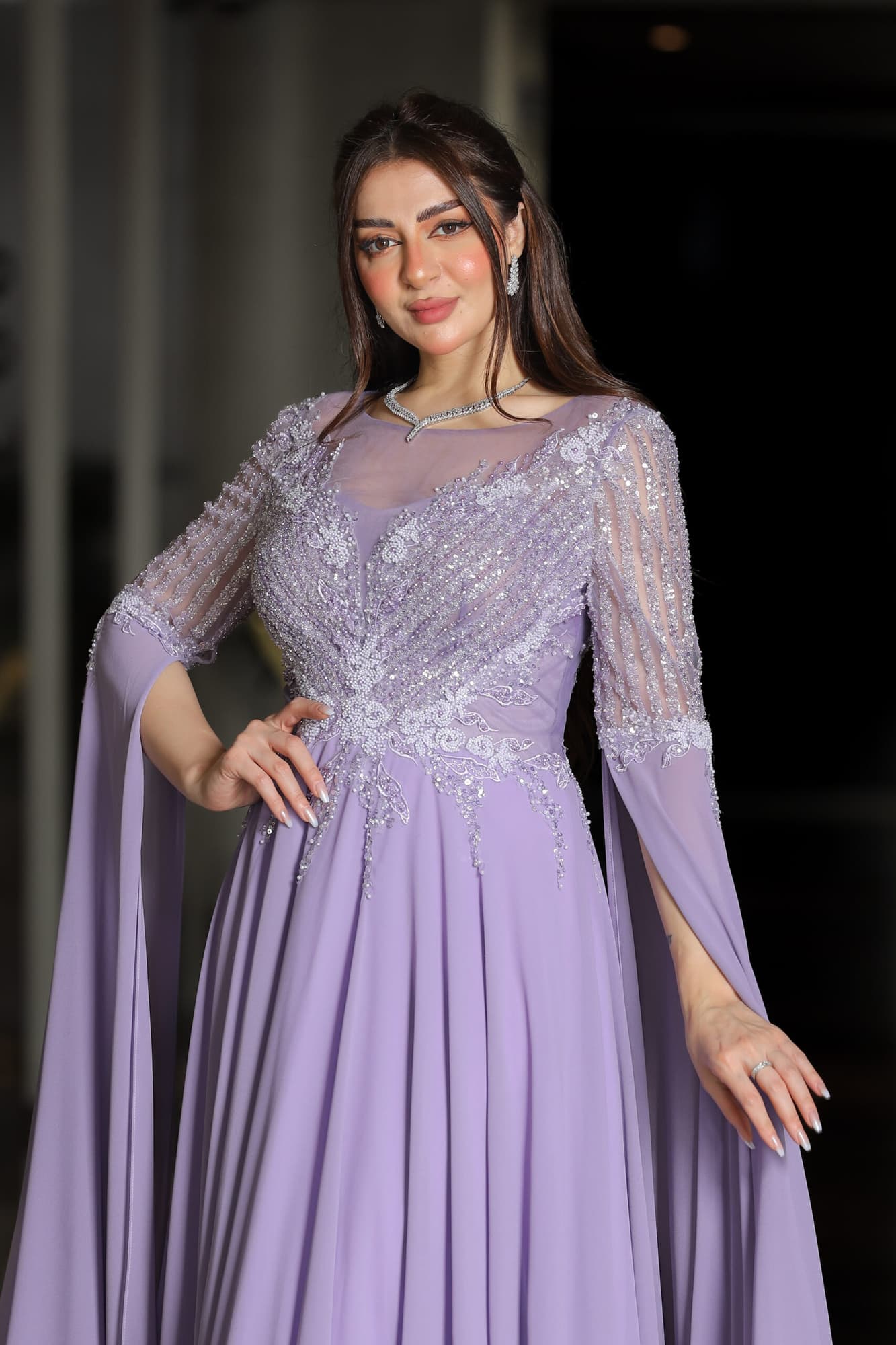 فستان سهرة طويل بأكمام الكيب بتطريز فخم وناعم