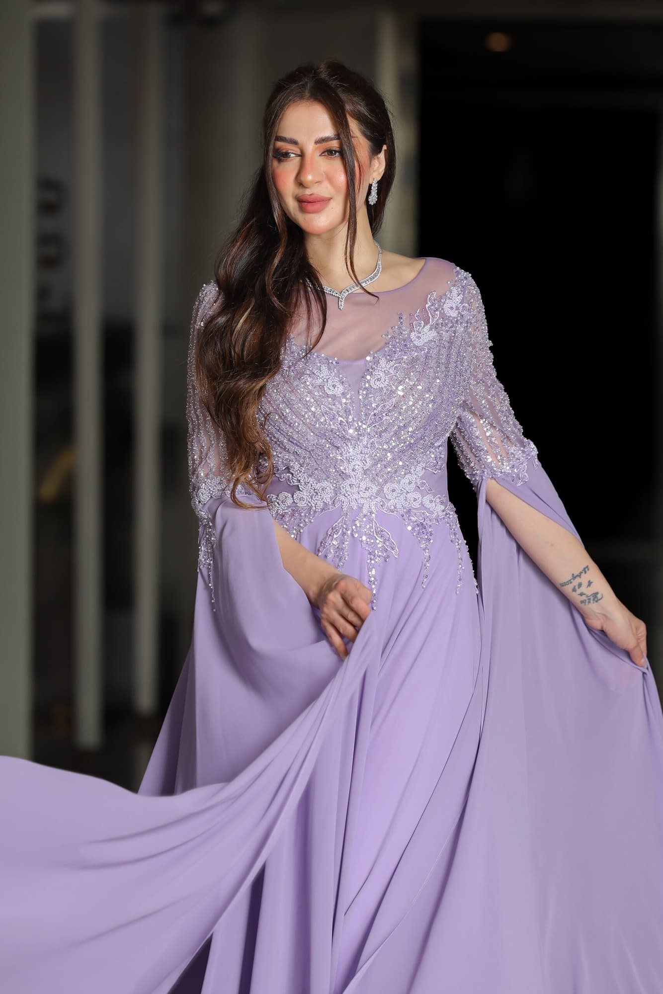 فستان سهرة طويل بأكمام الكيب بتطريز فخم وناعم