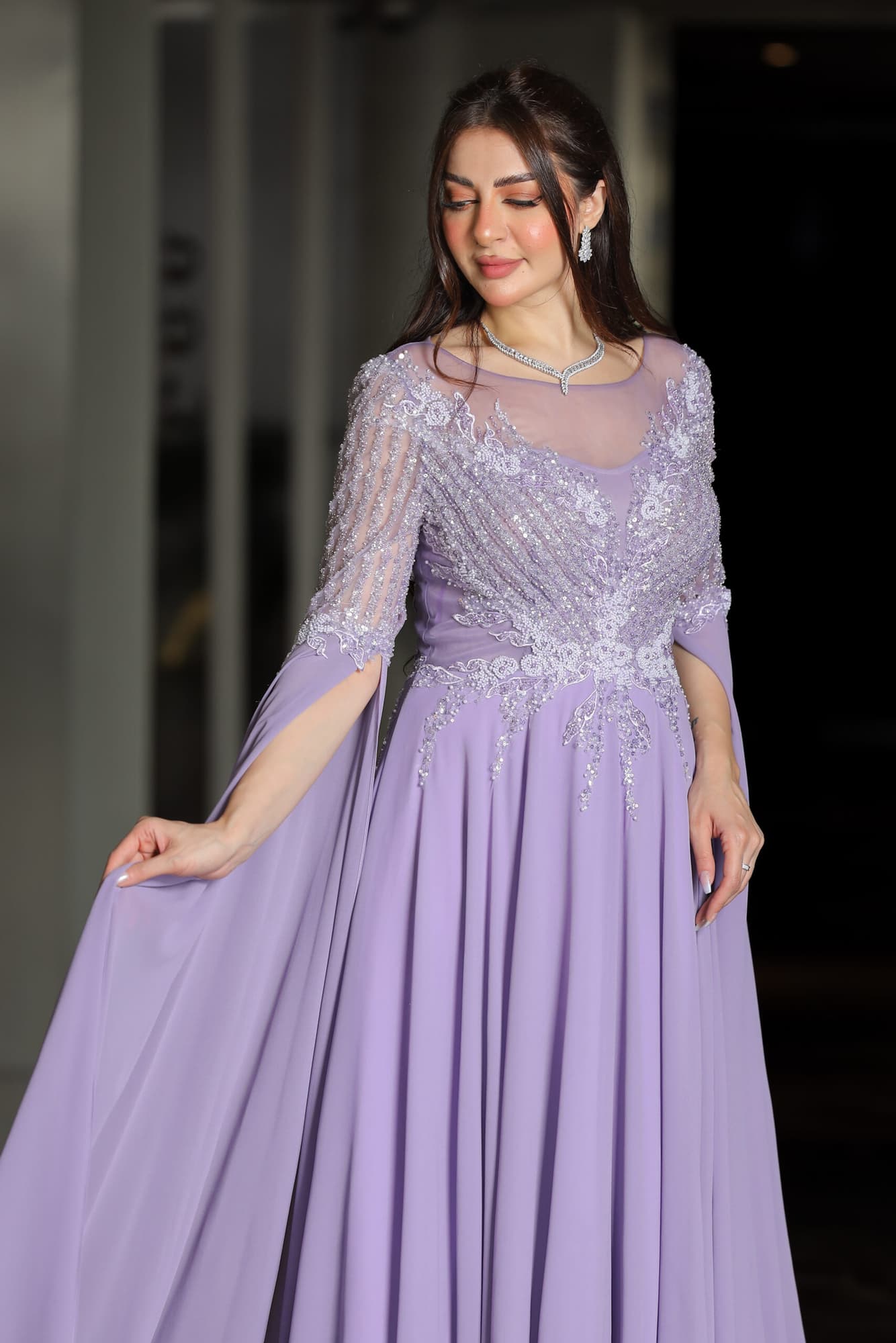 فستان سهرة طويل بأكمام الكيب بتطريز فخم وناعم