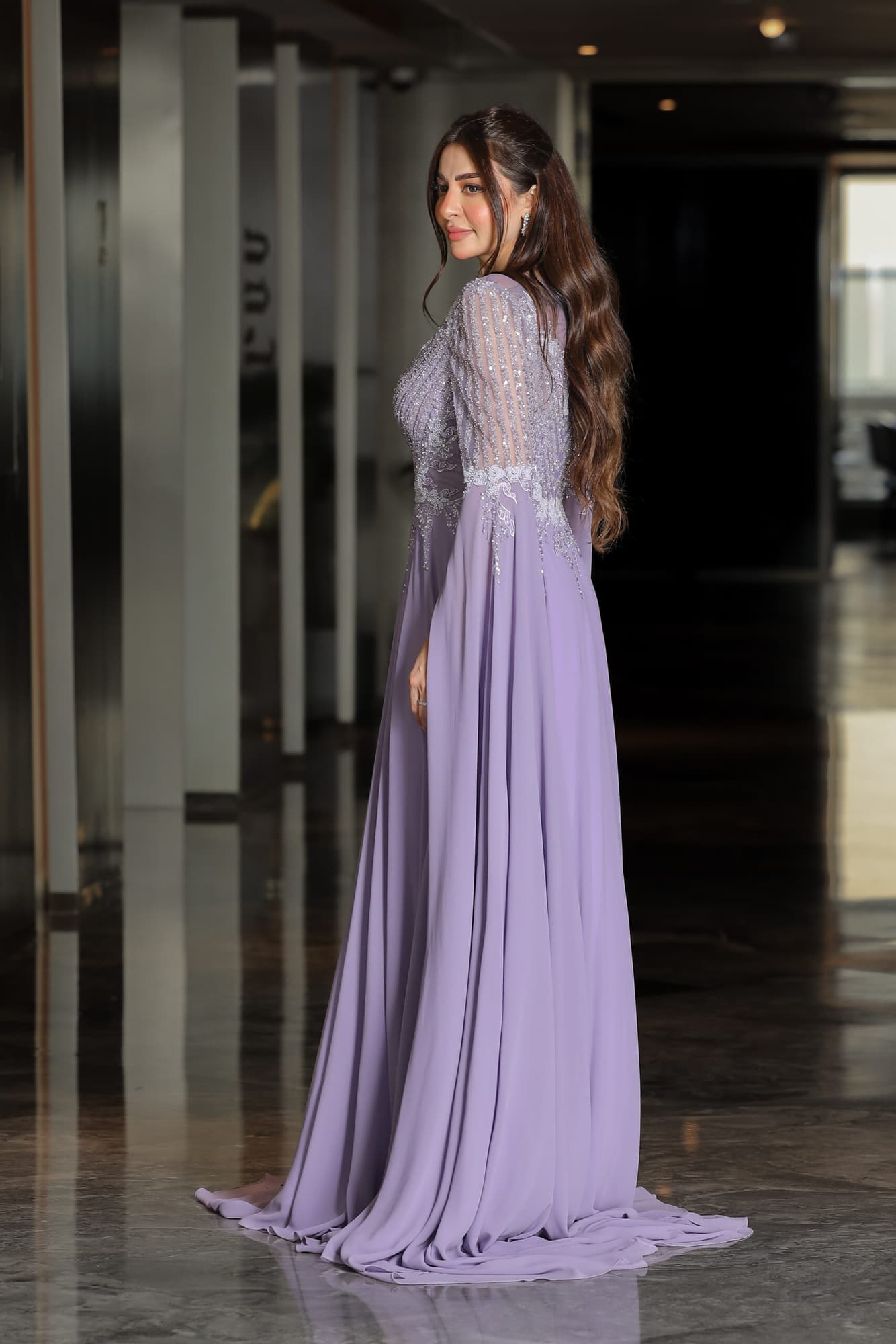 فستان سهرة طويل بأكمام الكيب بتطريز فخم وناعم