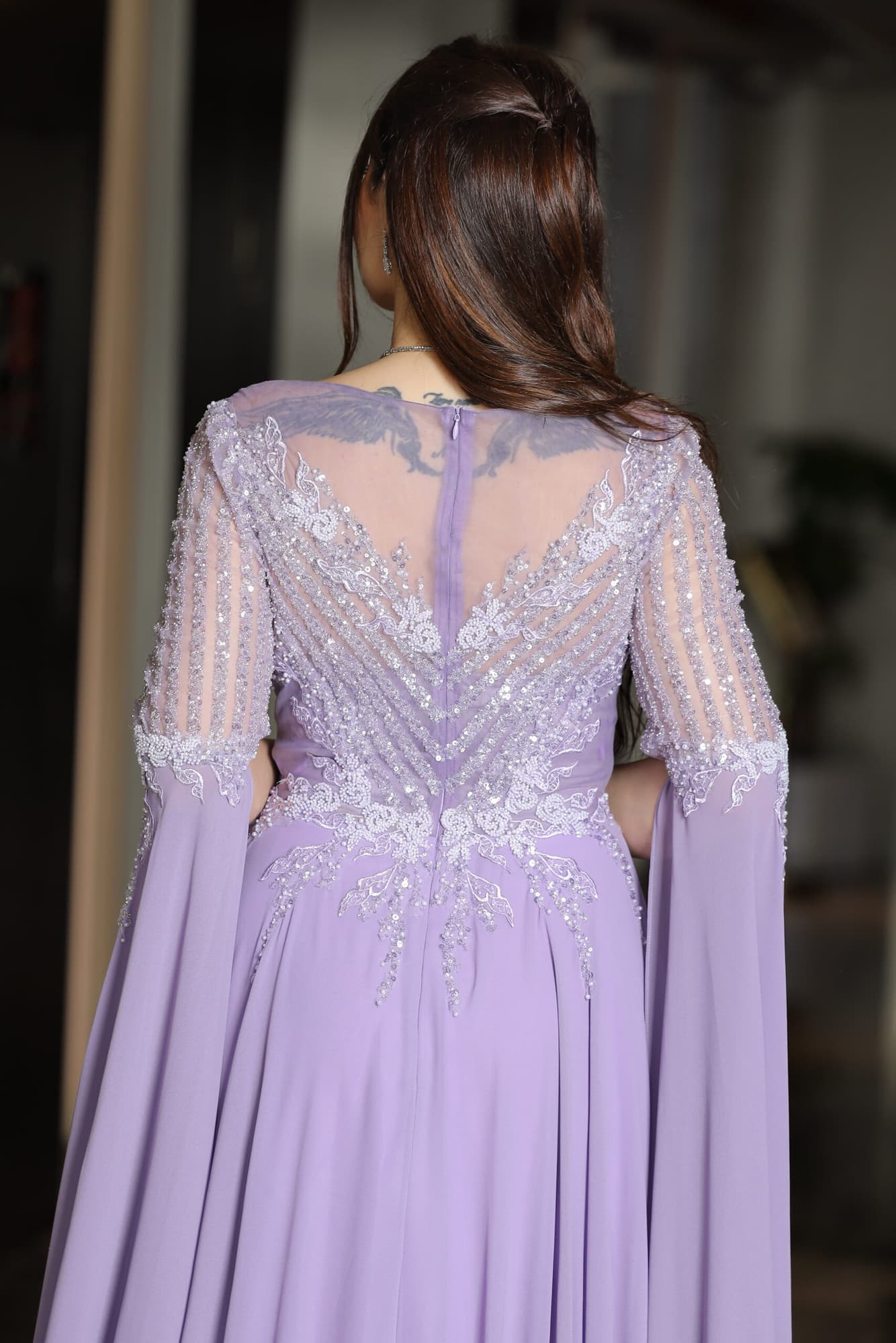 فستان سهرة طويل بأكمام الكيب بتطريز فخم وناعم