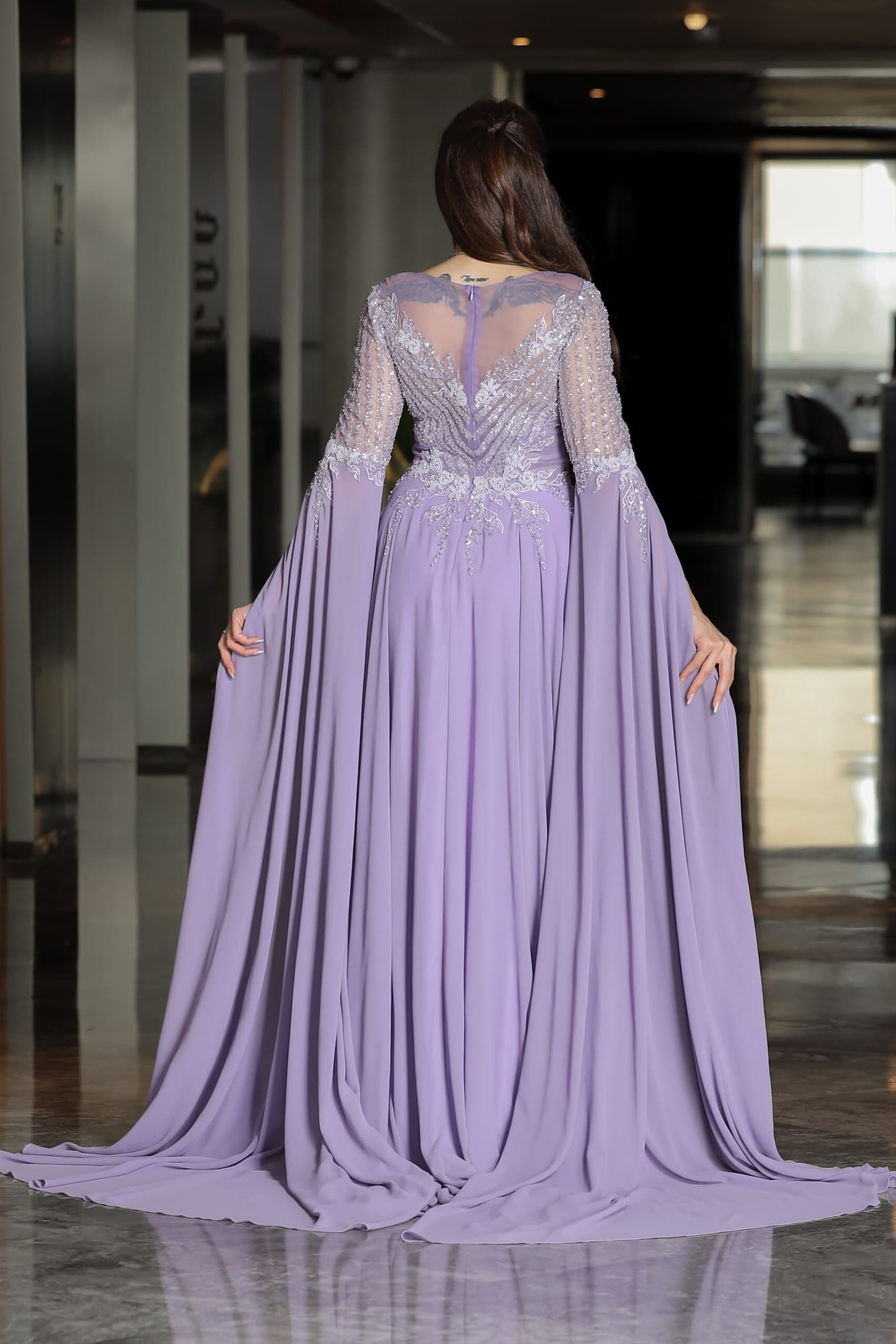 فستان سهرة طويل بأكمام الكيب بتطريز فخم وناعم