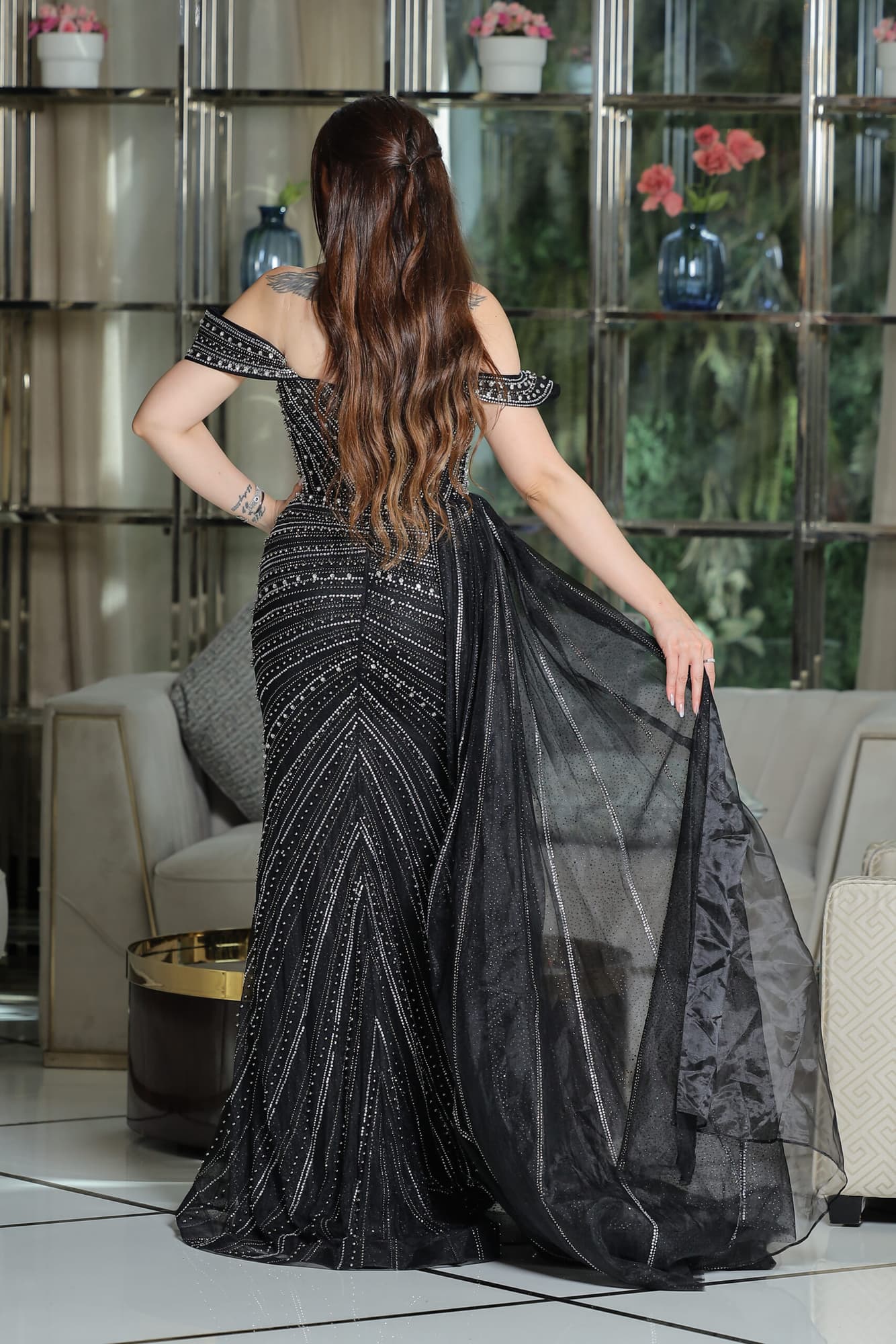 فستان سهرة مطرز بالخرز بفتحه ساق وذيل جانبي