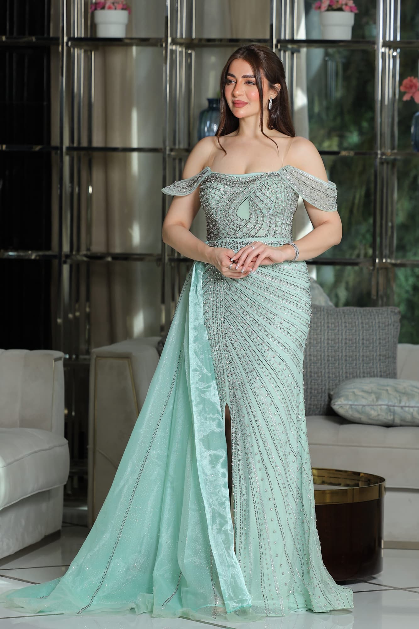 فستان سهرة مطرز بالخرز بفتحه ساق وذيل جانبي